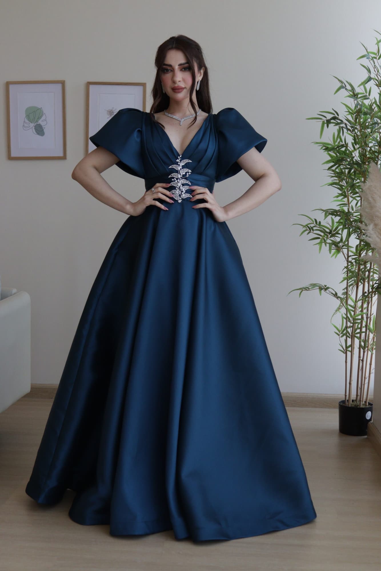 فستان فخم بلون ملكي مرصع بكرستال عند الخصر