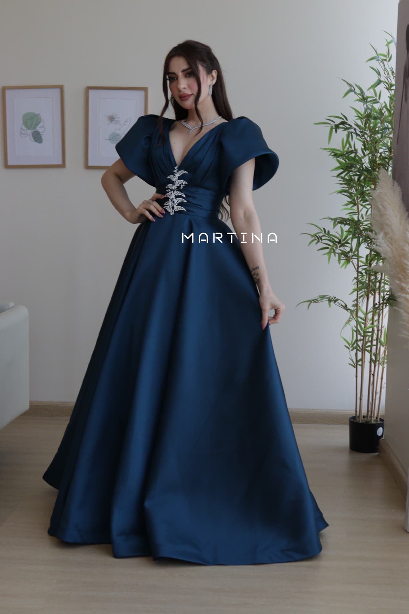 فستان فخم بلون ملكي مرصع بكرستال عند الخصر