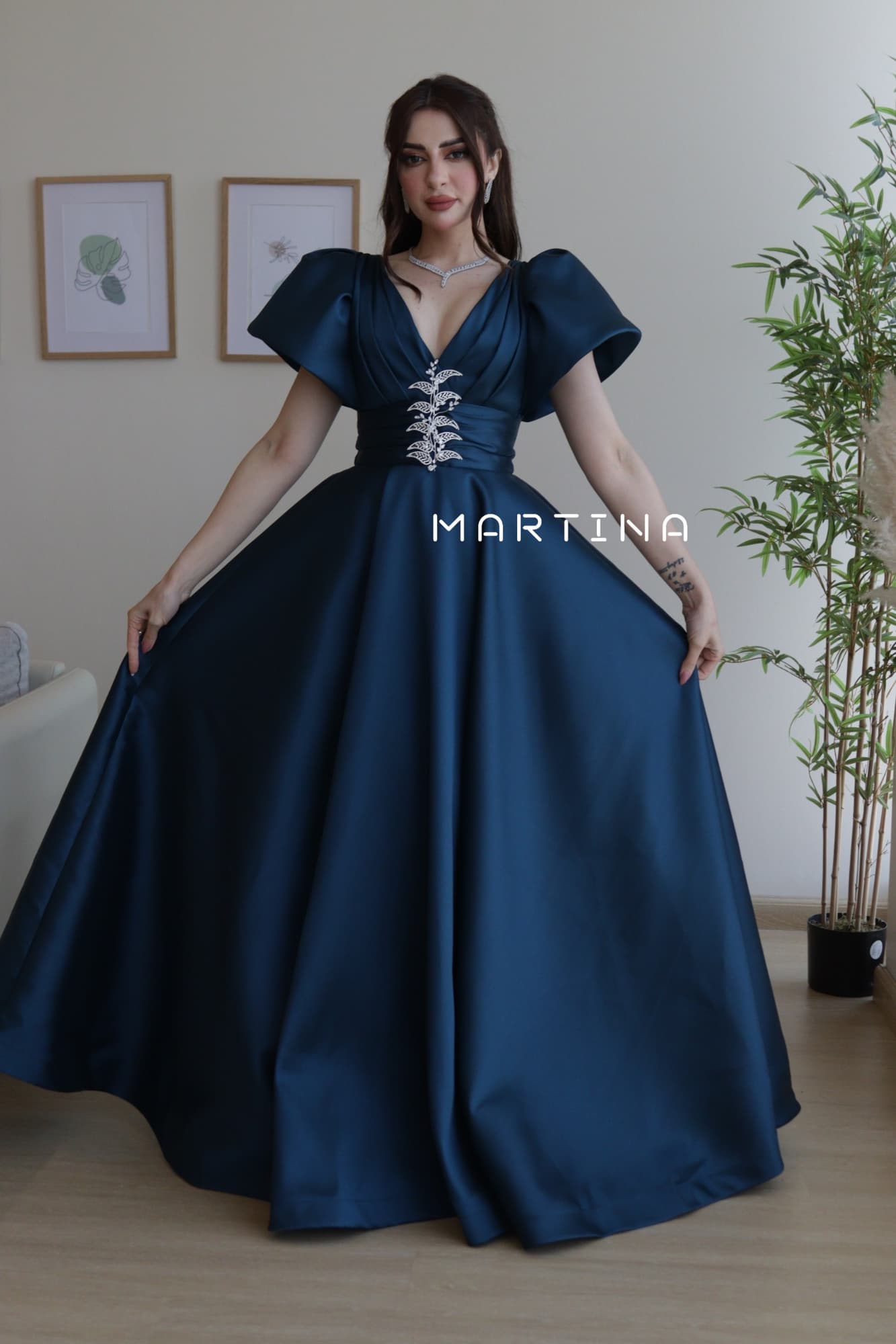 فستان فخم بلون ملكي مرصع بكرستال عند الخصر