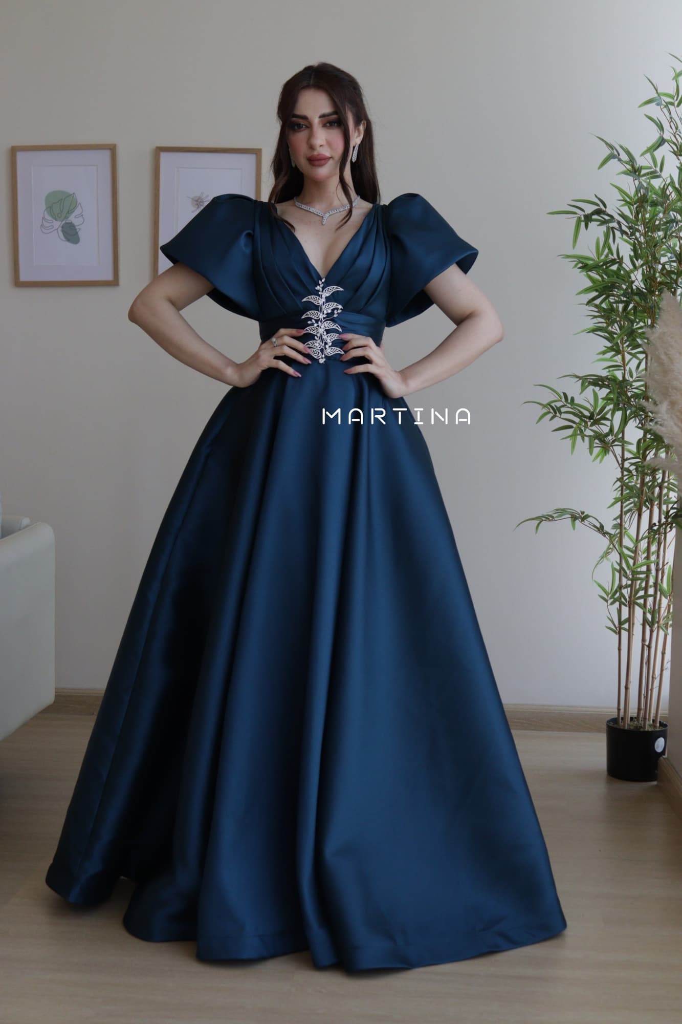 فستان فخم بلون ملكي مرصع بكرستال عند الخصر