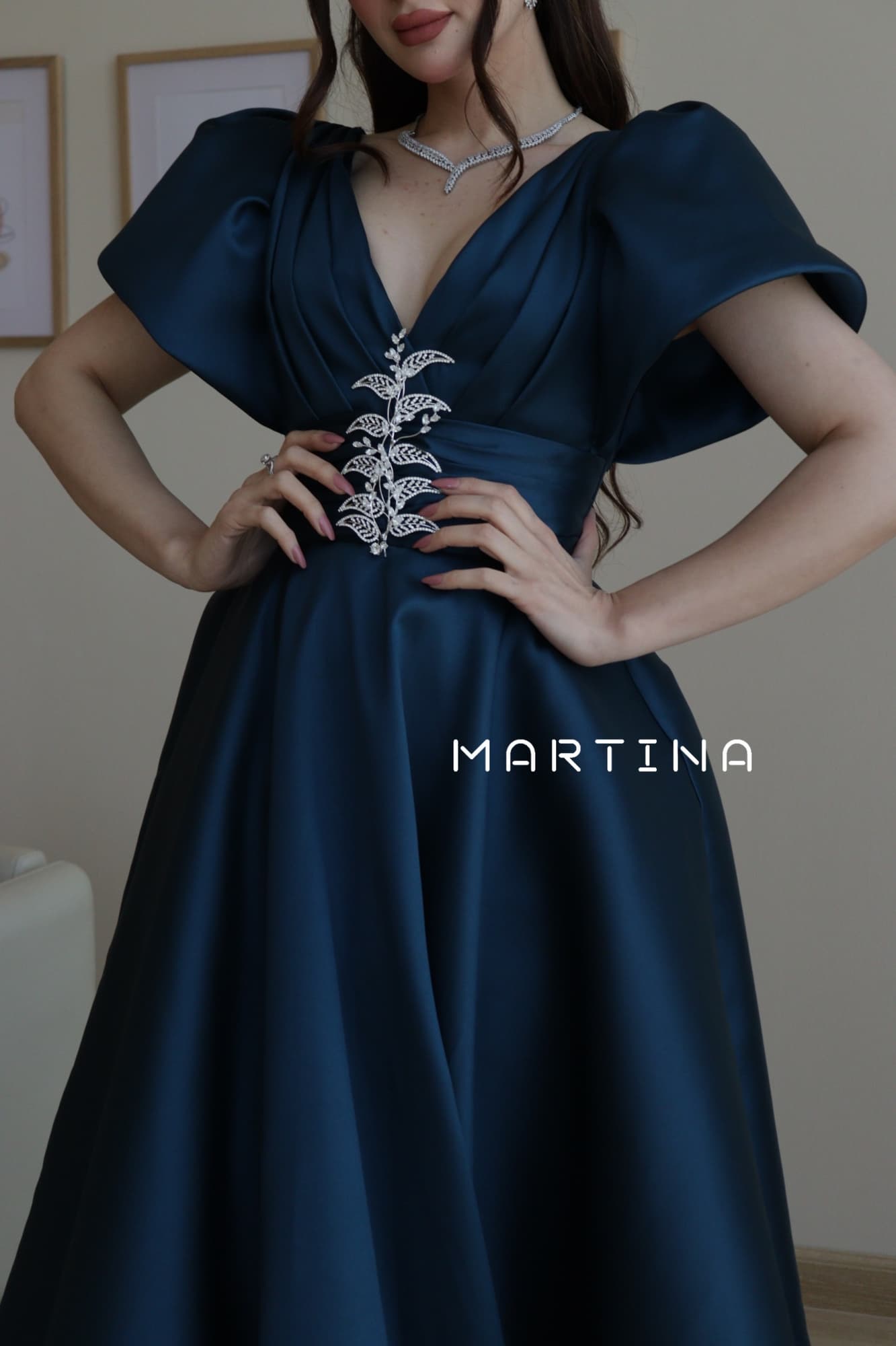 فستان فخم بلون ملكي مرصع بكرستال عند الخصر