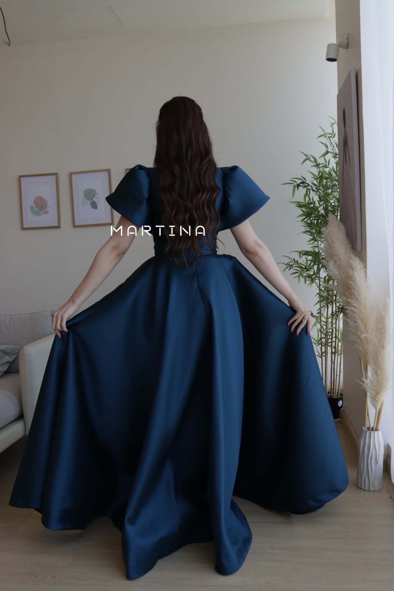 فستان فخم بلون ملكي مرصع بكرستال عند الخصر