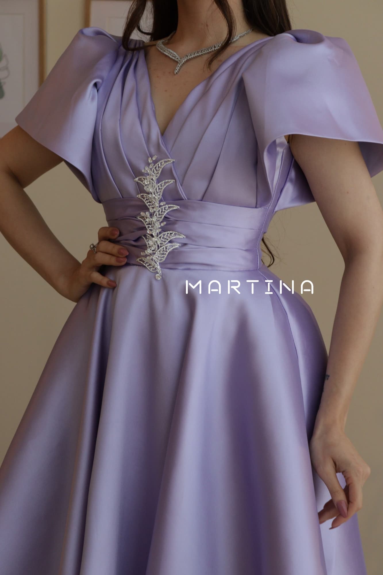 فستان فخم بلون ملكي مرصع بكرستال عند الخصر