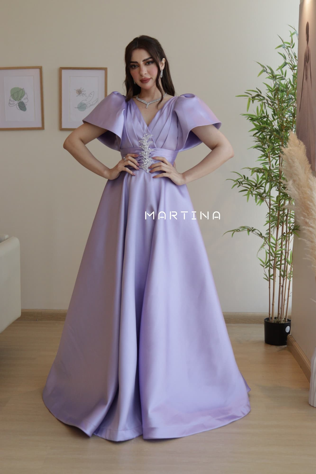 فستان فخم بلون ملكي مرصع بكرستال عند الخصر