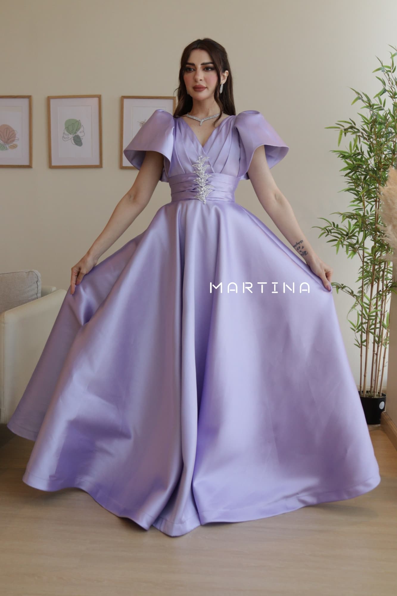 فستان فخم بلون ملكي مرصع بكرستال عند الخصر