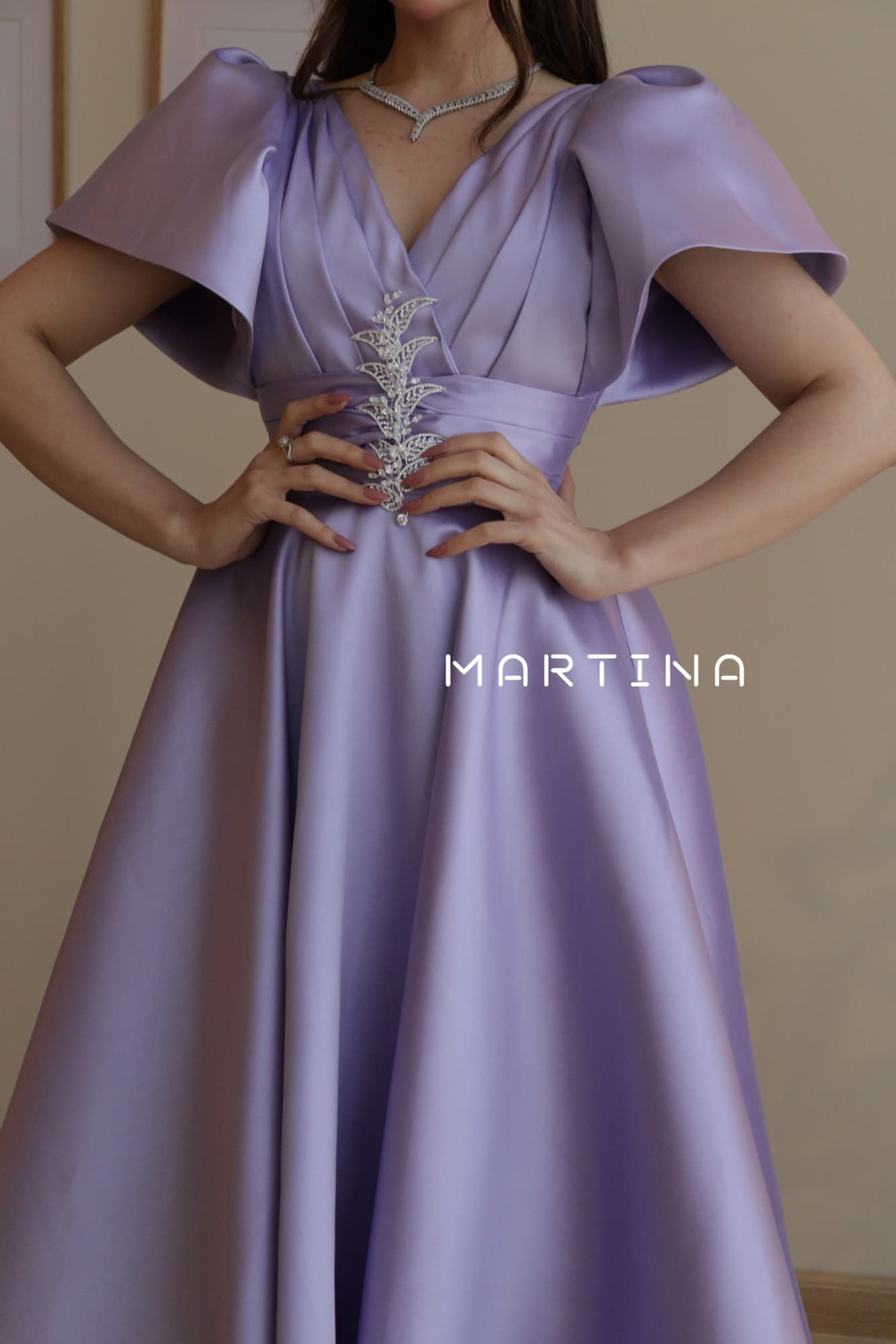 فستان فخم بلون ملكي مرصع بكرستال عند الخصر