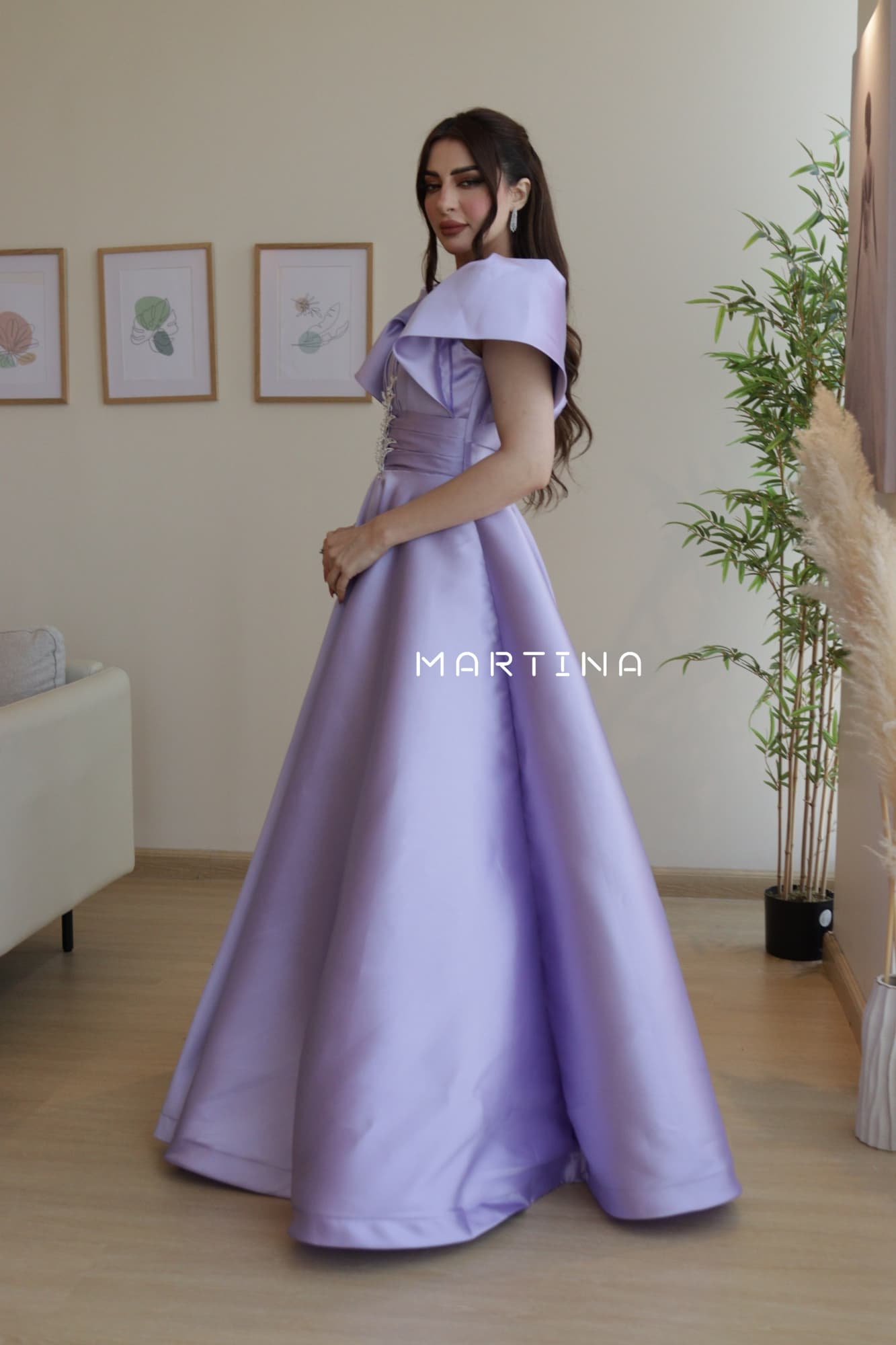 فستان فخم بلون ملكي مرصع بكرستال عند الخصر