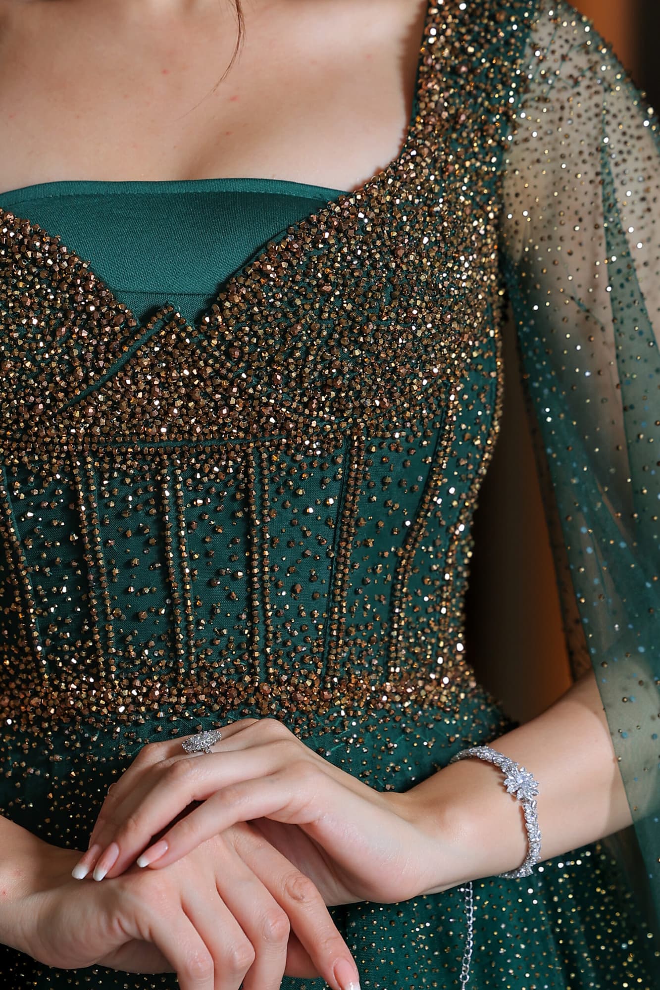 فستان سهرة أنيق مزين بخرز وفصوص بخط عنق على شكل قلب اخضر غامق