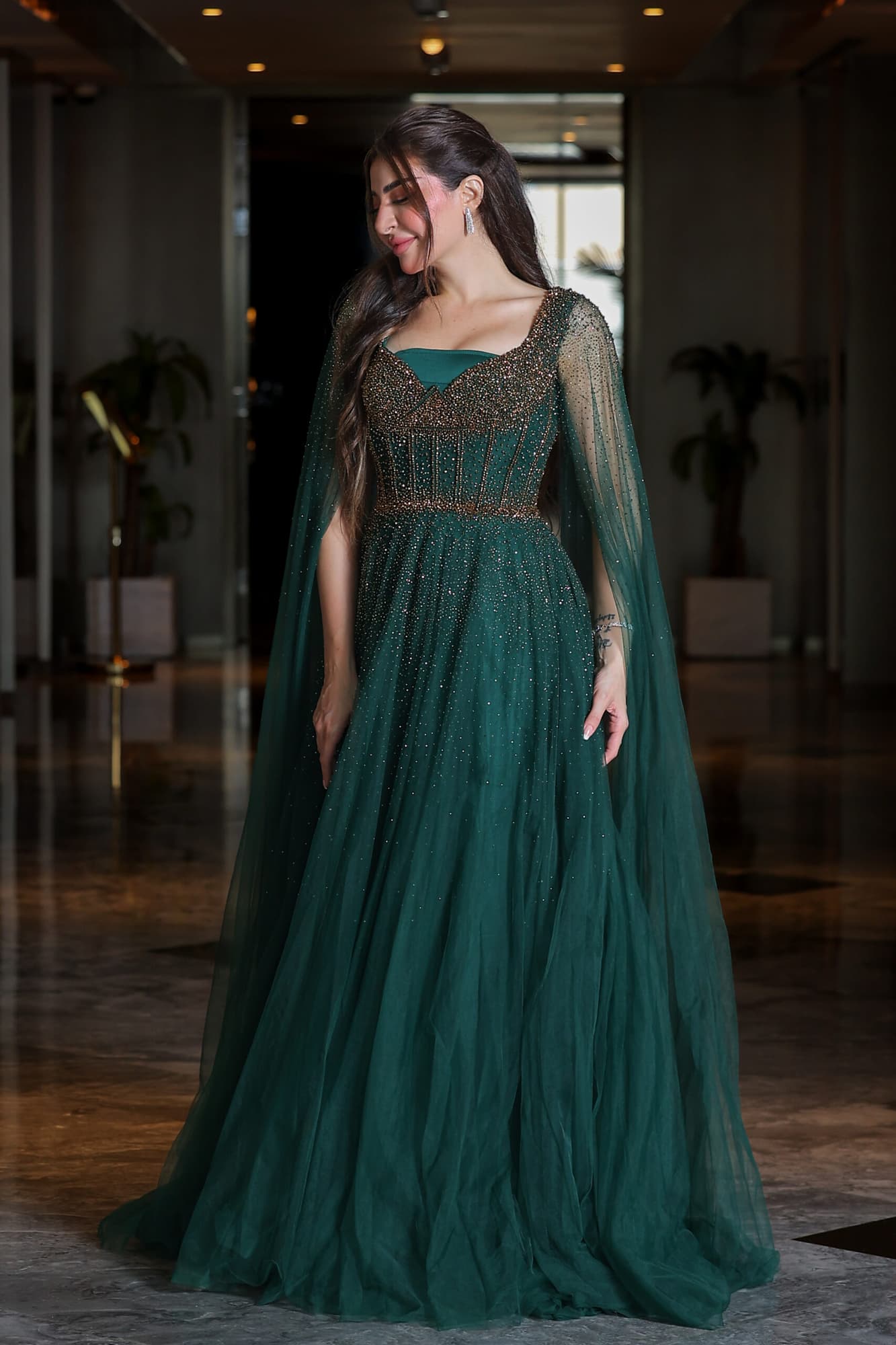 فستان سهرة أنيق مزين بخرز وفصوص بخط عنق على شكل قلب