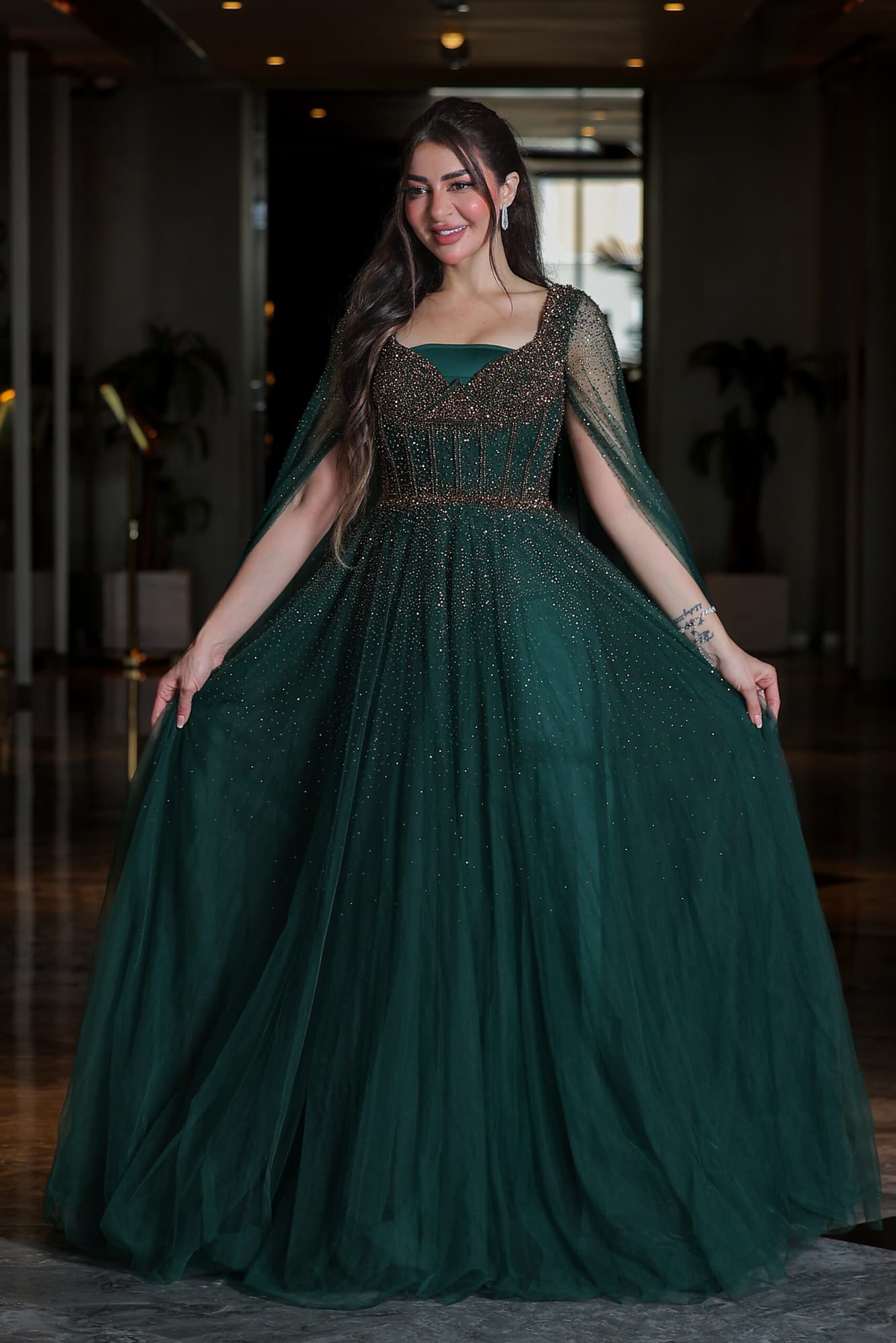 فستان سهرة أنيق مزين بخرز وفصوص بخط عنق على شكل قلب