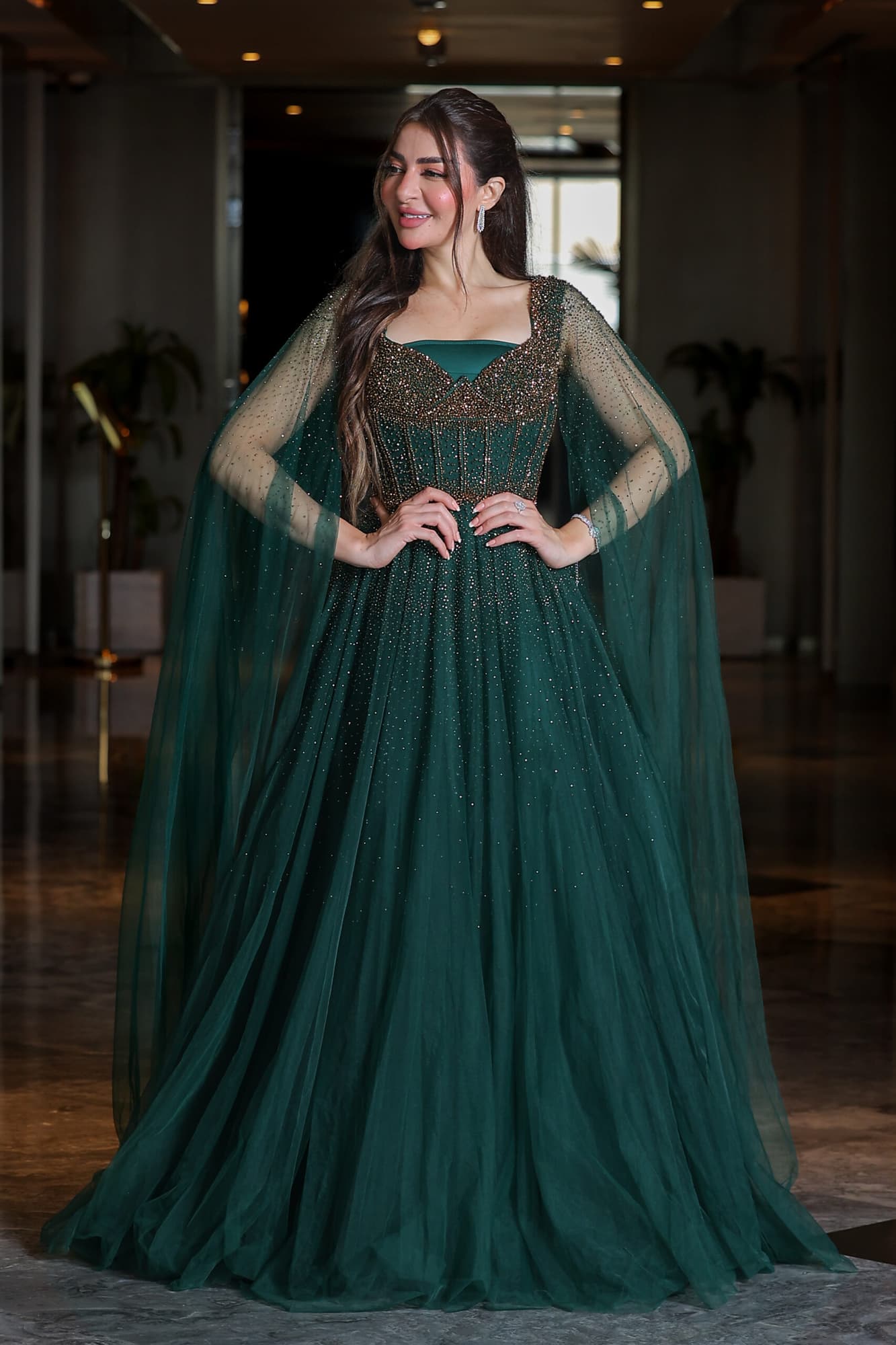 فستان سهرة أنيق مزين بخرز وفصوص بخط عنق على شكل قلب