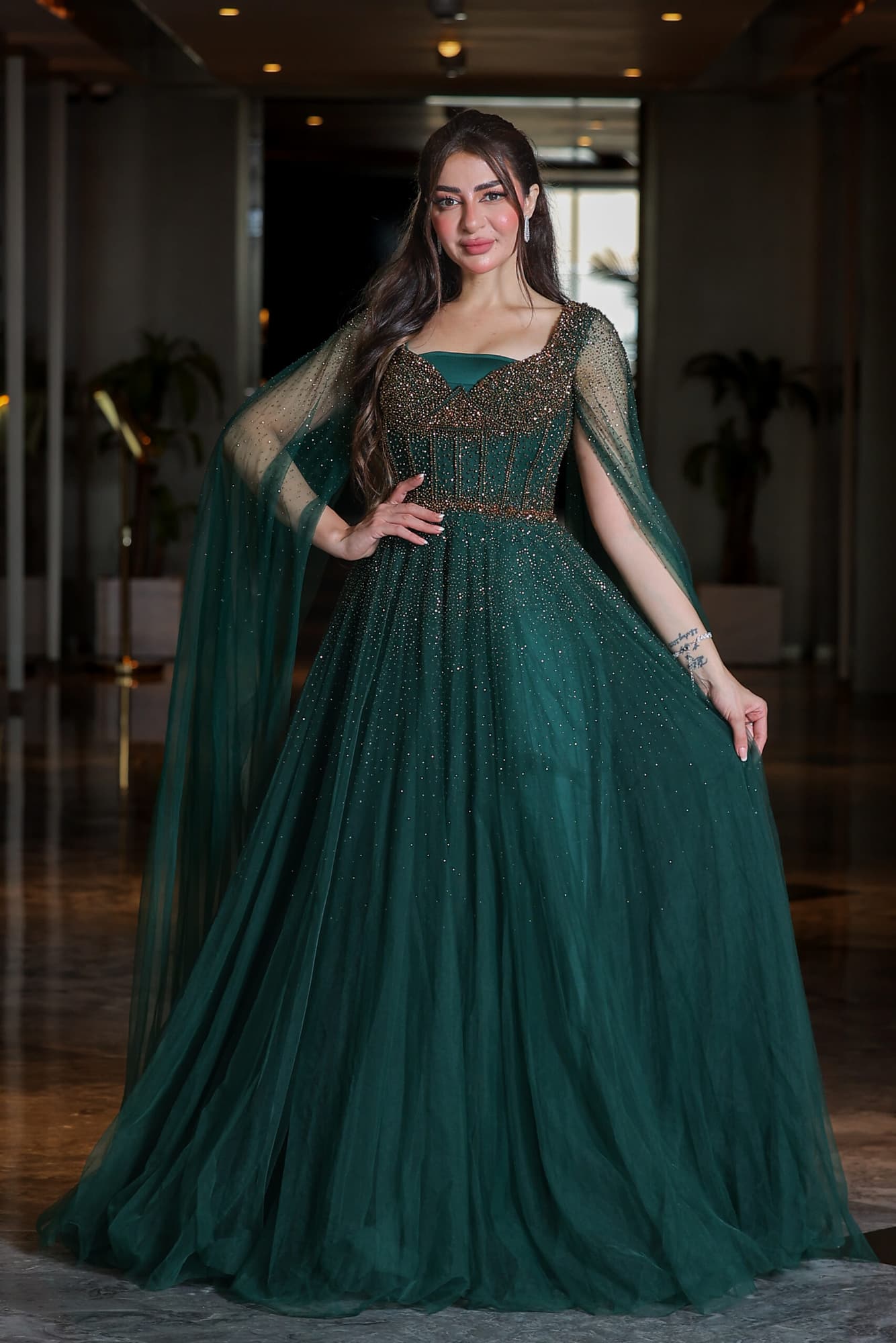 فستان سهرة أنيق مزين بخرز وفصوص بخط عنق على شكل قلب