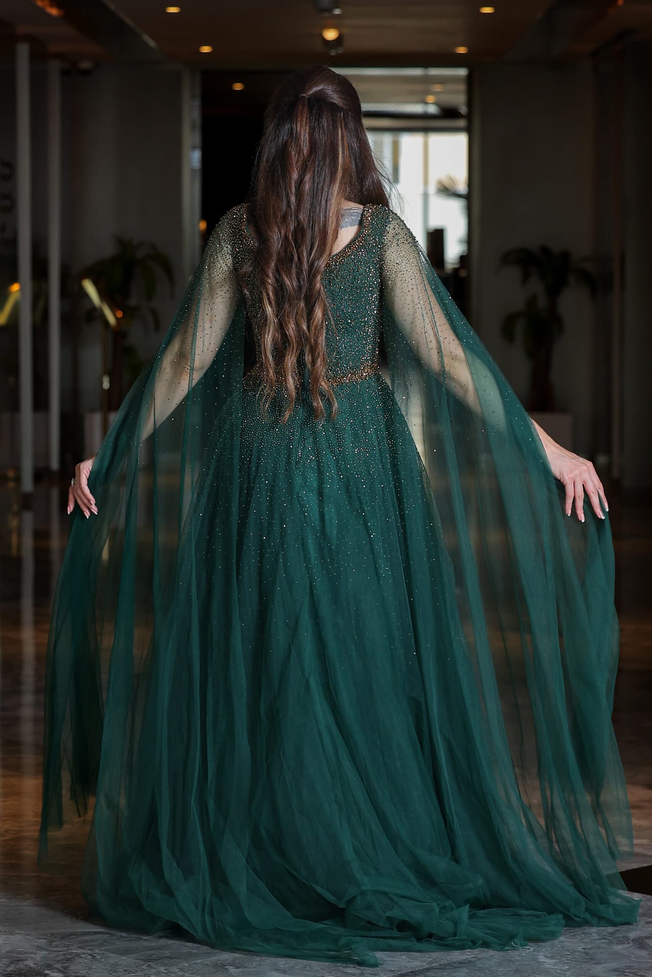 فستان سهرة أنيق مزين بخرز وفصوص بخط عنق على شكل قلب