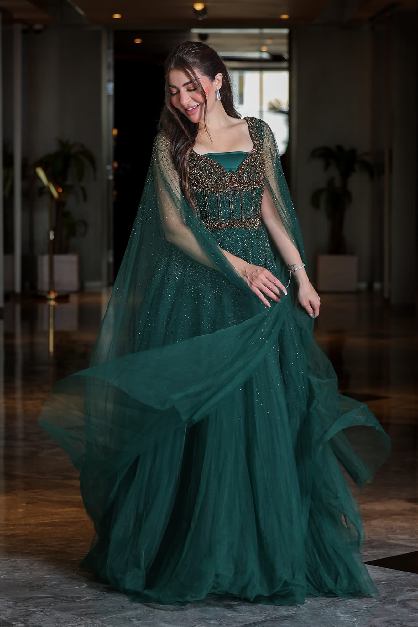 فستان سهرة أنيق مزين بخرز وفصوص بخط عنق على شكل قلب