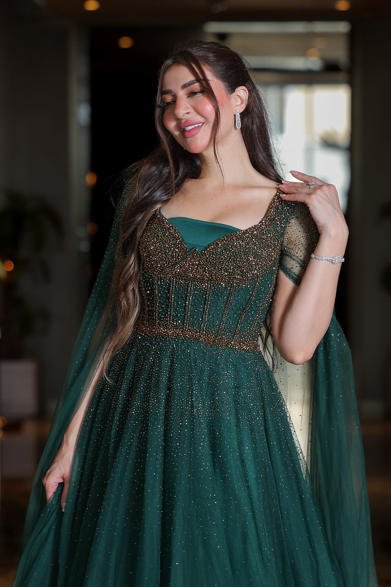 فستان سهرة أنيق مزين بخرز وفصوص بخط عنق على شكل قلب