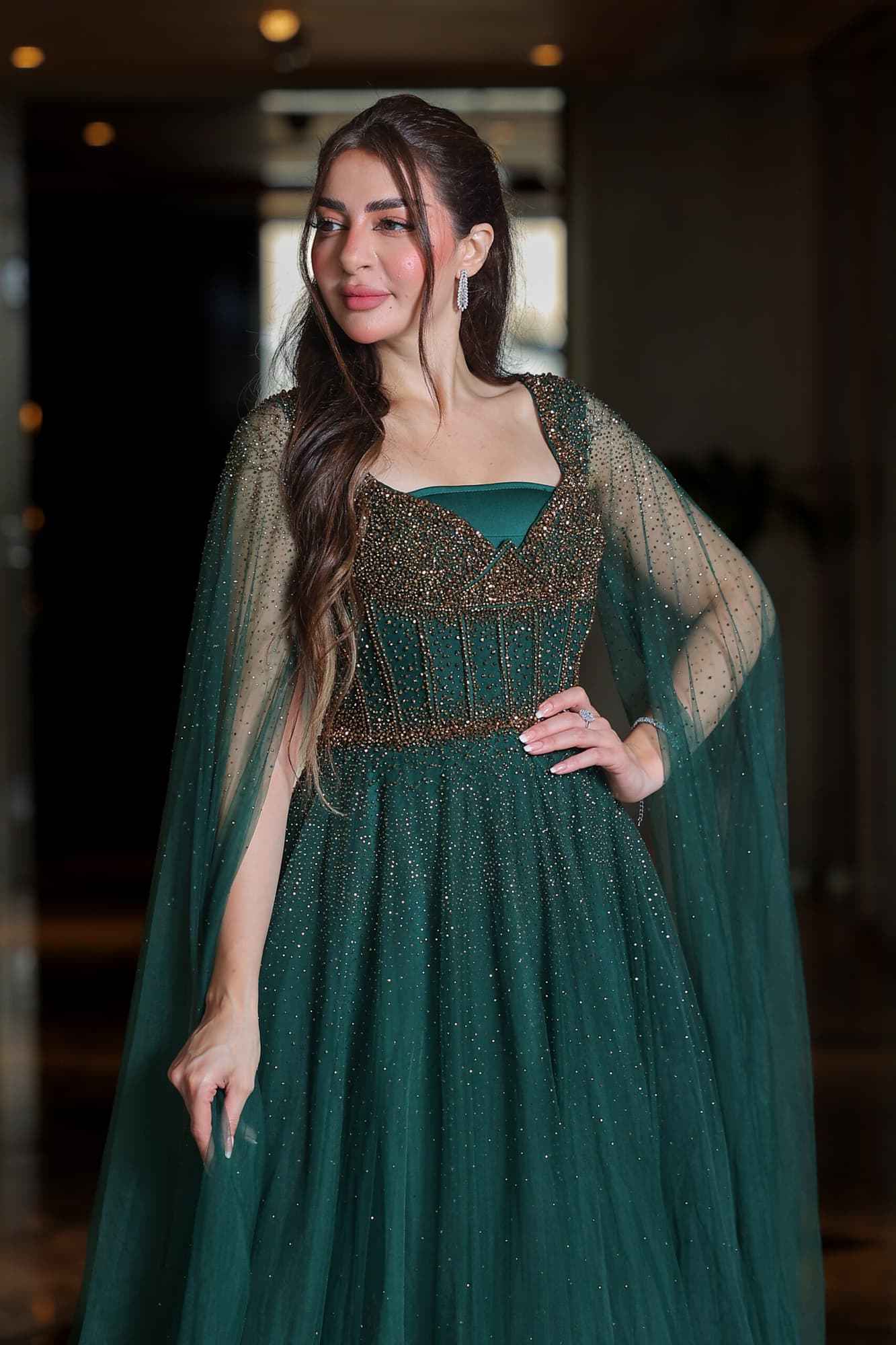 فستان سهرة أنيق مزين بخرز وفصوص بخط عنق على شكل قلب