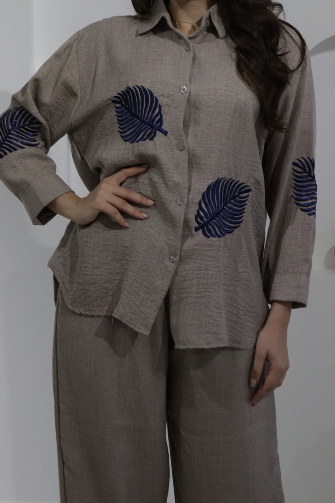 طقم بنطلون وبلوزة بطبعة ورق شجر كاكي