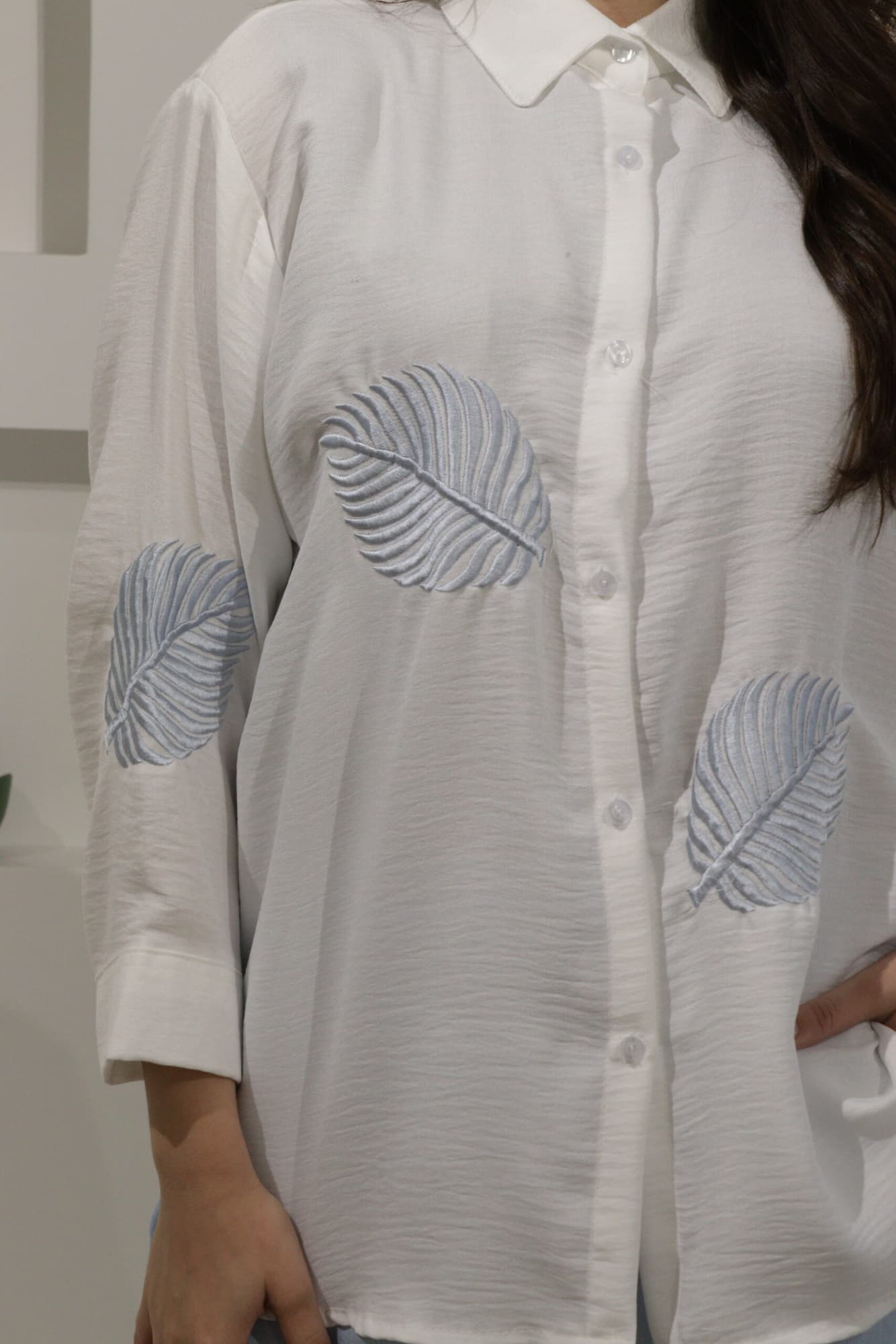 طقم بنطلون وبلوزة بطبعة ورق شجر سماوي