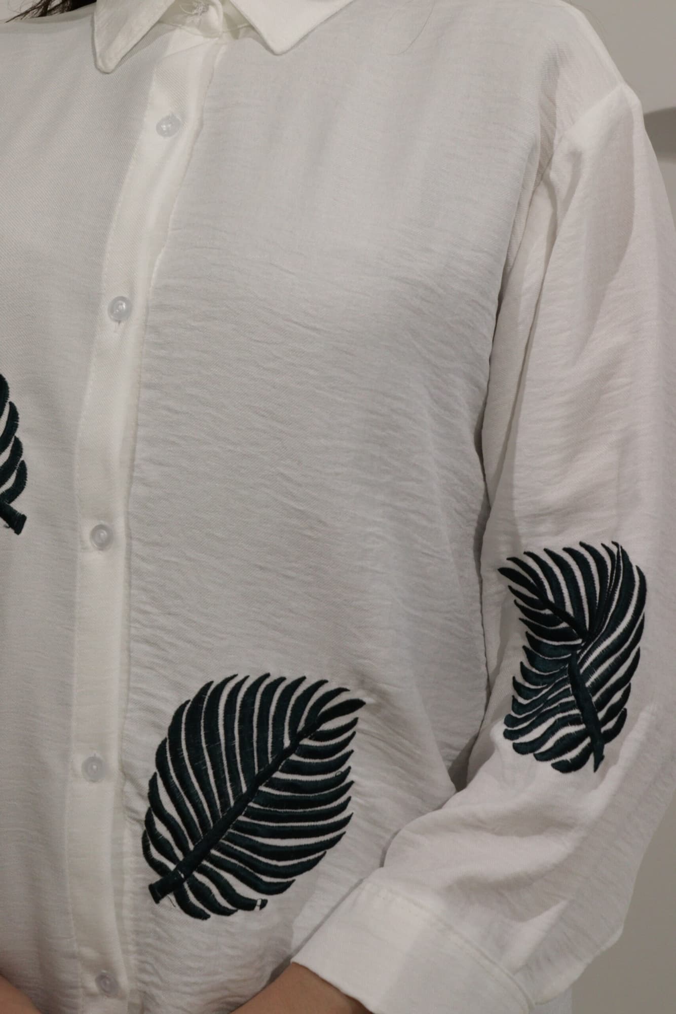 طقم بنطلون وبلوزة بطبعة ورق شجر زيتي