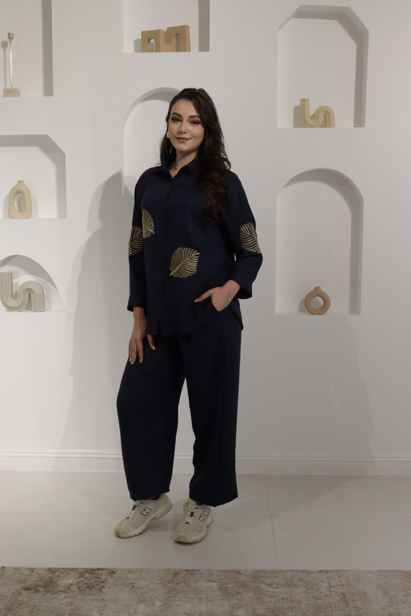 طقم بنطلون وبلوزة بطبعة ورق شجر