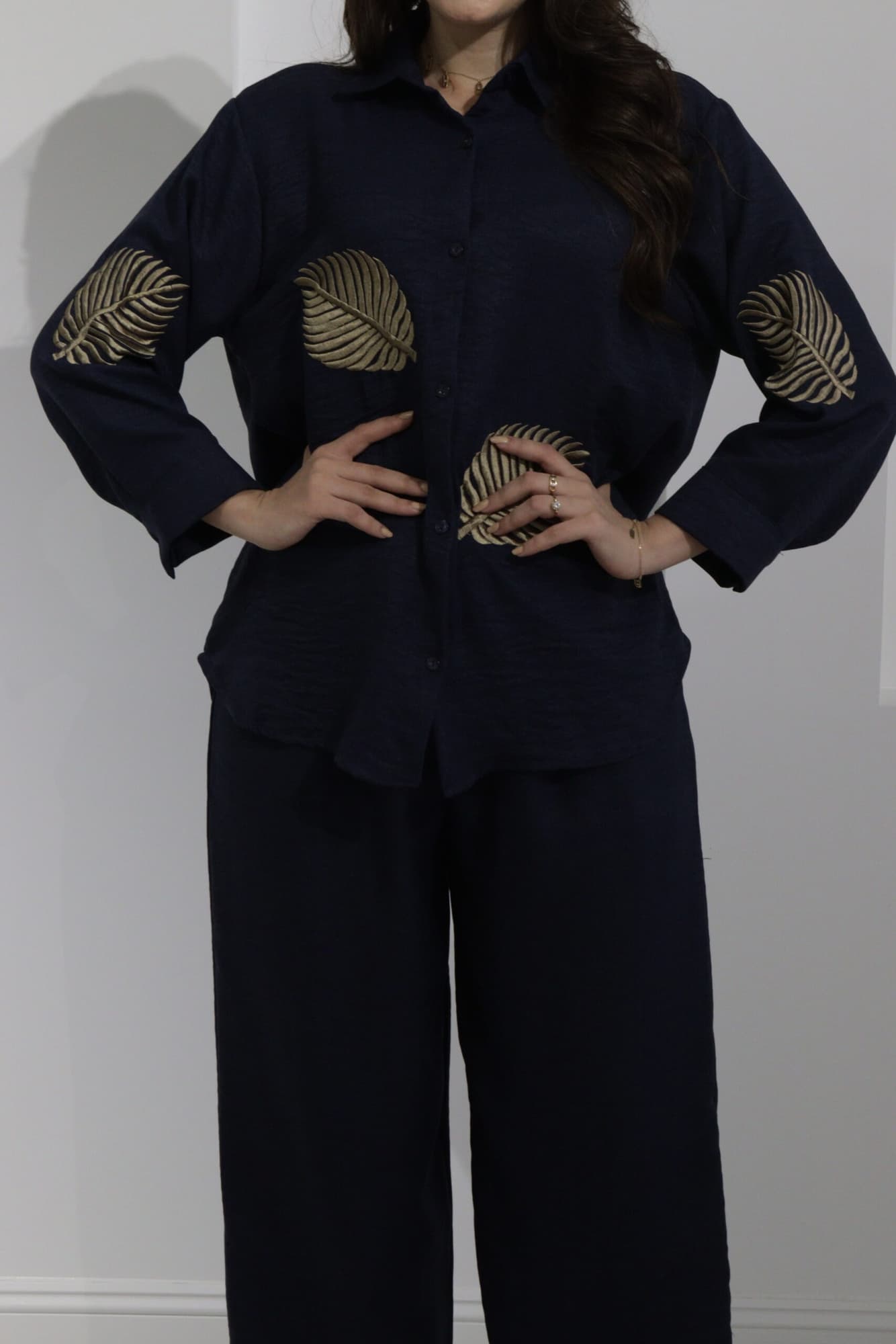 طقم بنطلون وبلوزة بطبعة ورق شجر