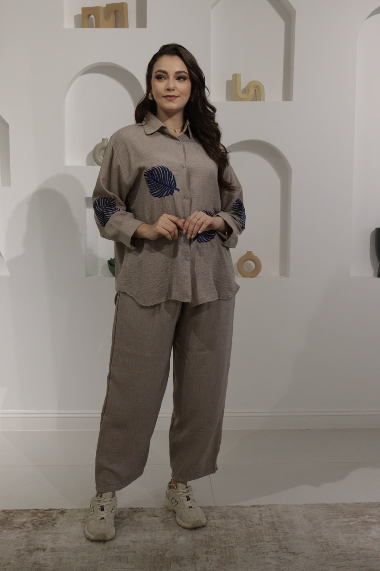 طقم بنطلون وبلوزة بطبعة ورق شجر