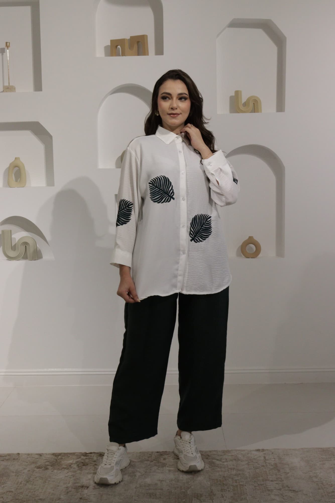 طقم بنطلون وبلوزة بطبعة ورق شجر