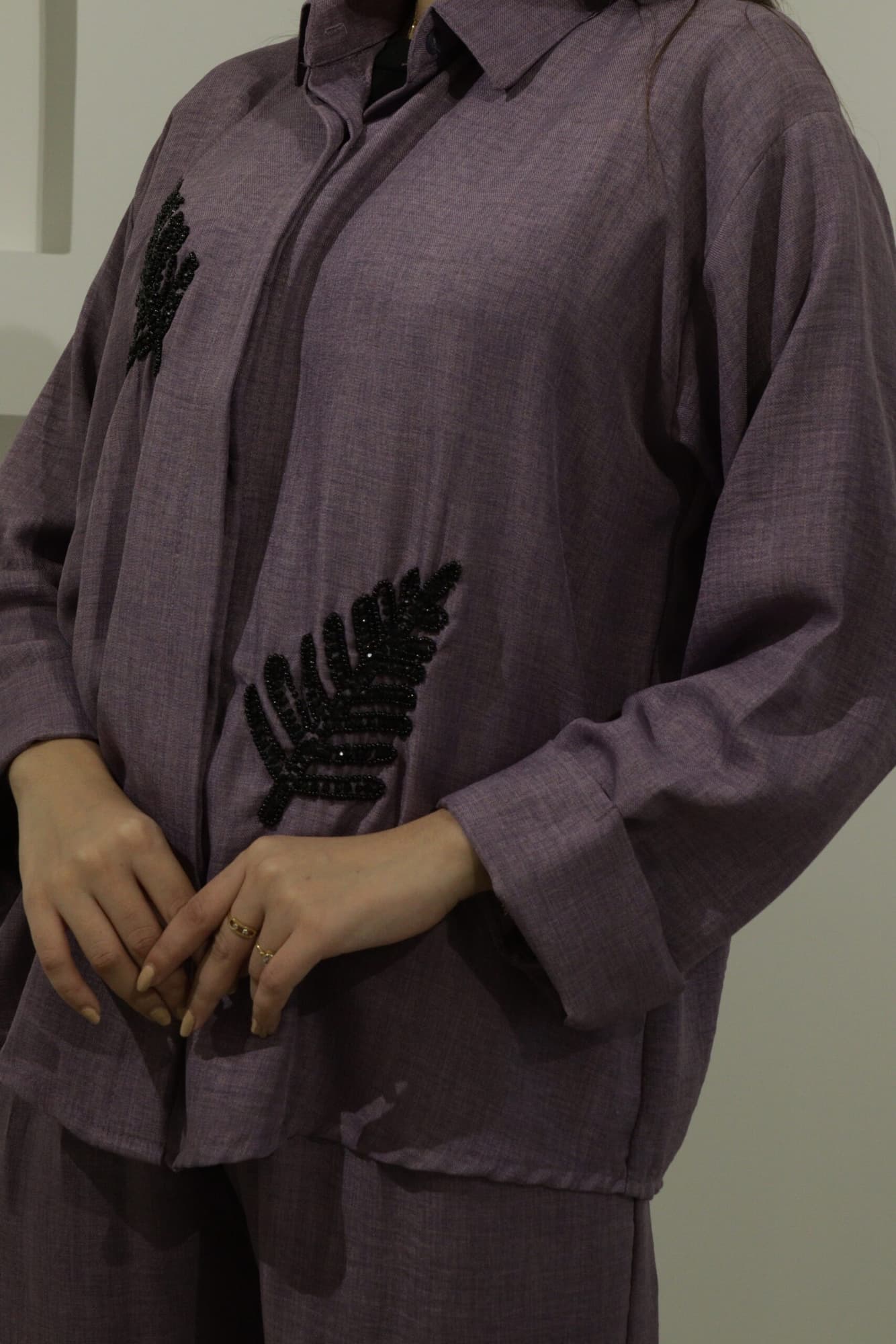 طقم بنطلون وبلوزة بتطريز ورق شجر مزينه بفصوص موف