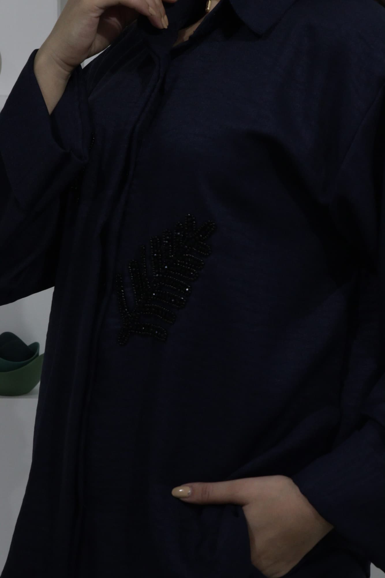 طقم بنطلون وبلوزة بتطريز ورق شجر مزينه بفصوص كحلي داكن