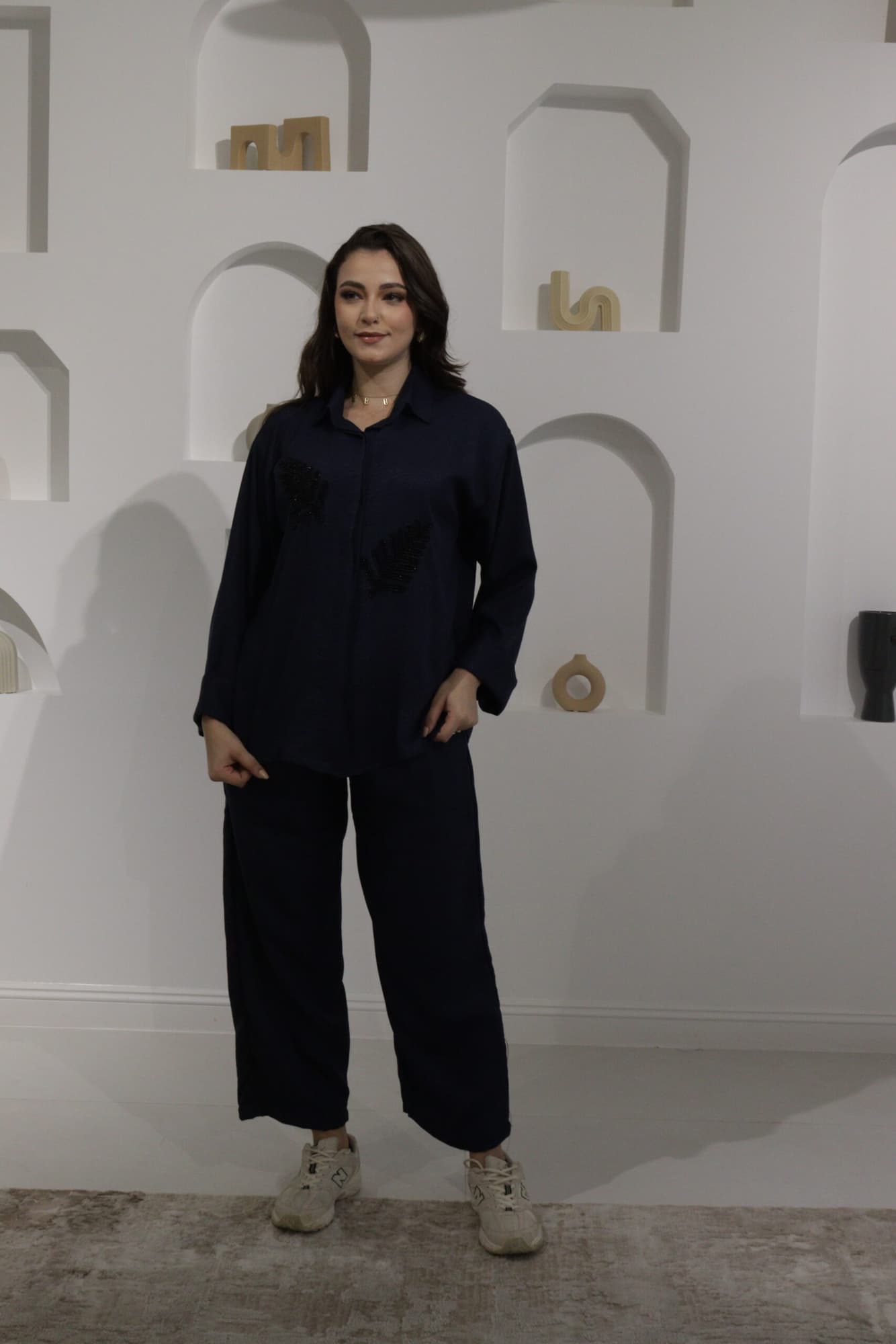 طقم بنطلون وبلوزة بتطريز ورق شجر مزينه بفصوص