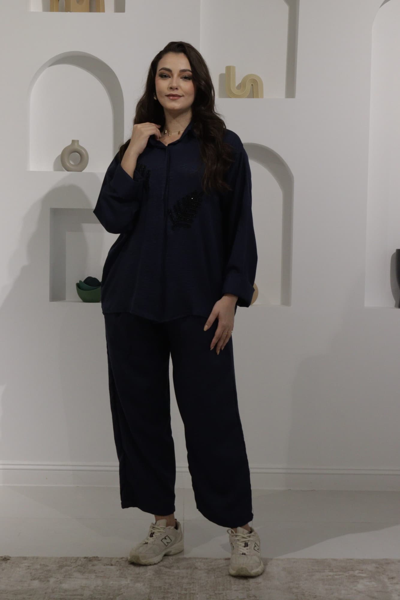 طقم بنطلون وبلوزة بتطريز ورق شجر مزينه بفصوص