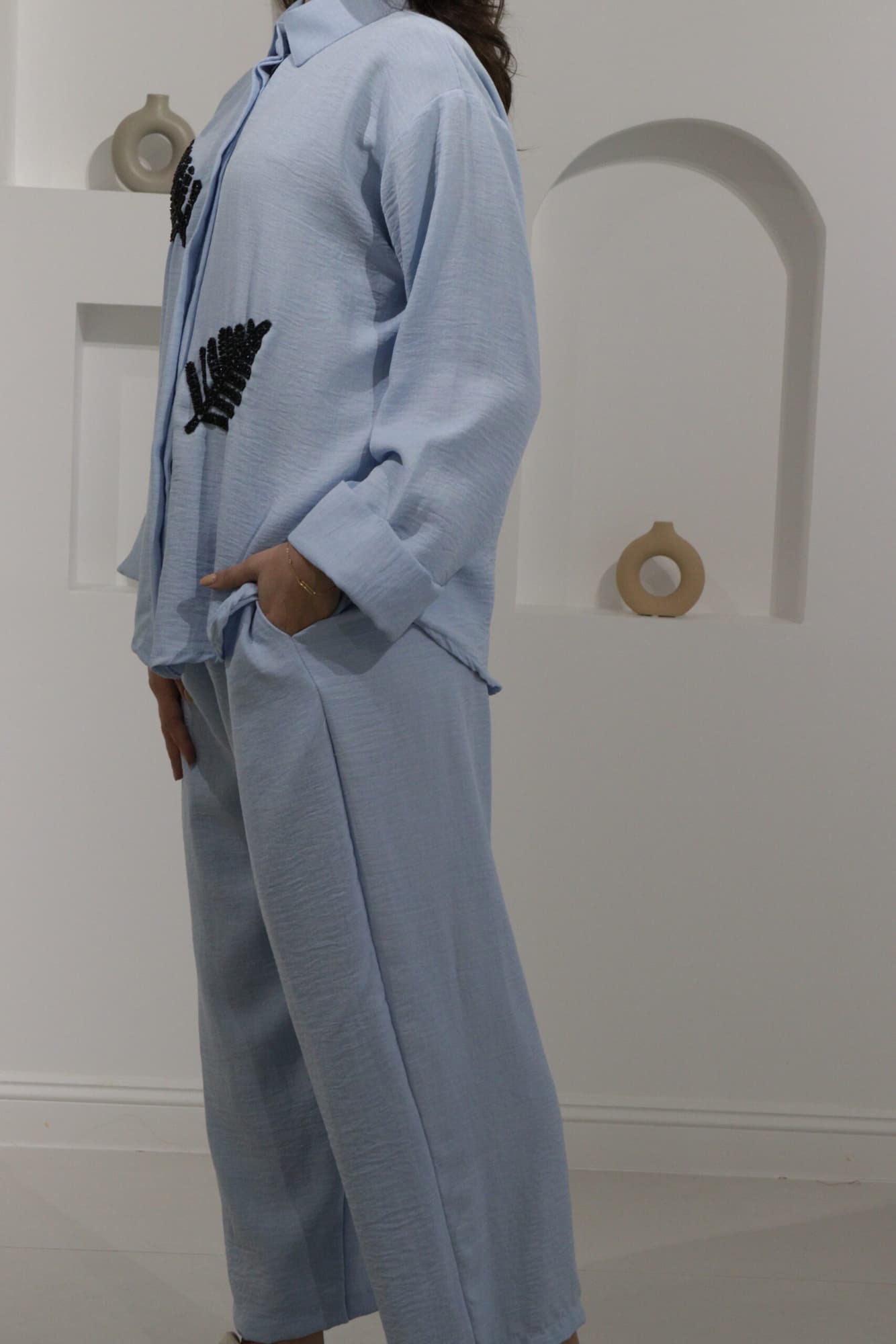 طقم بنطلون وبلوزة بتطريز ورق شجر مزينه بفصوص