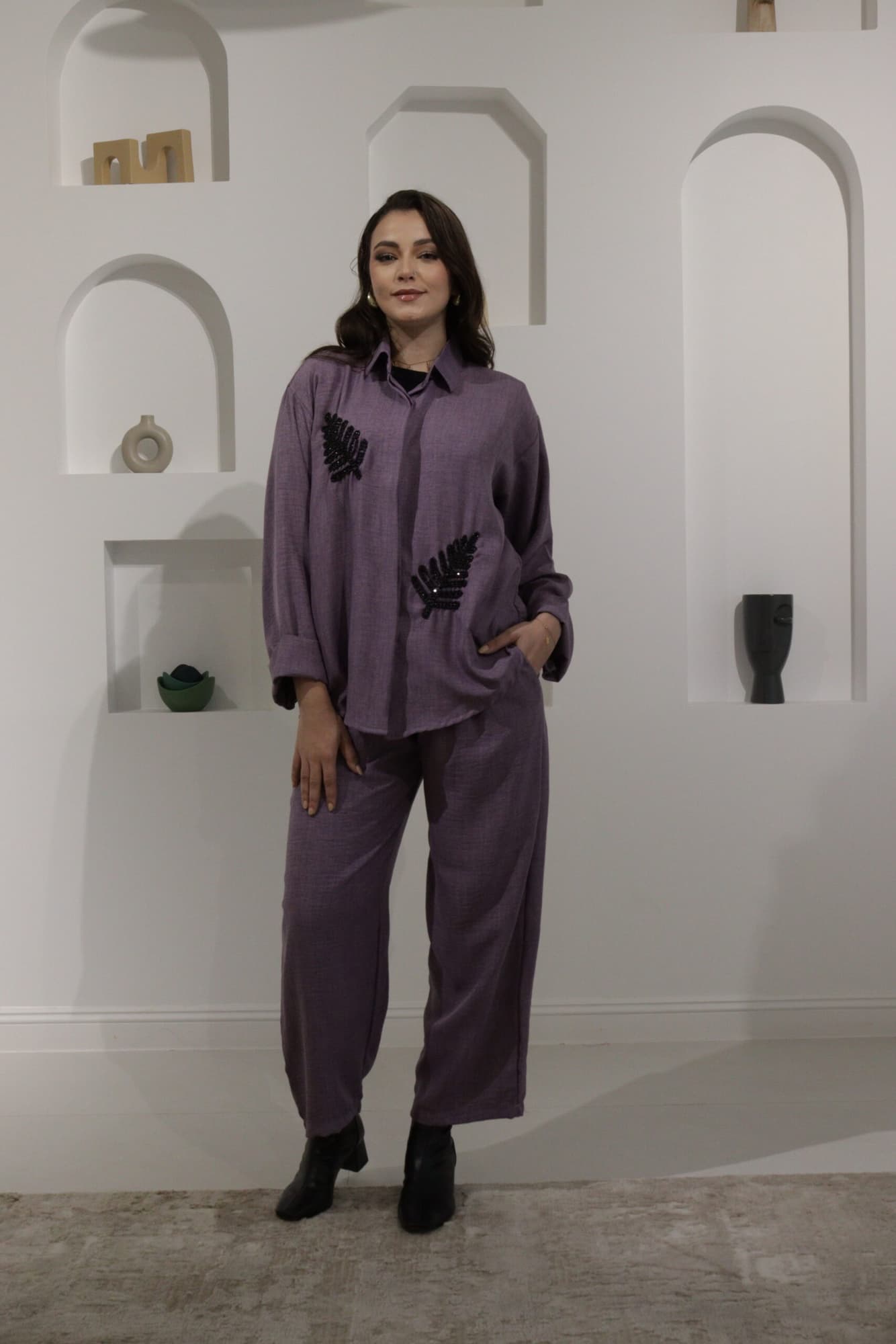 طقم بنطلون وبلوزة بتطريز ورق شجر مزينه بفصوص