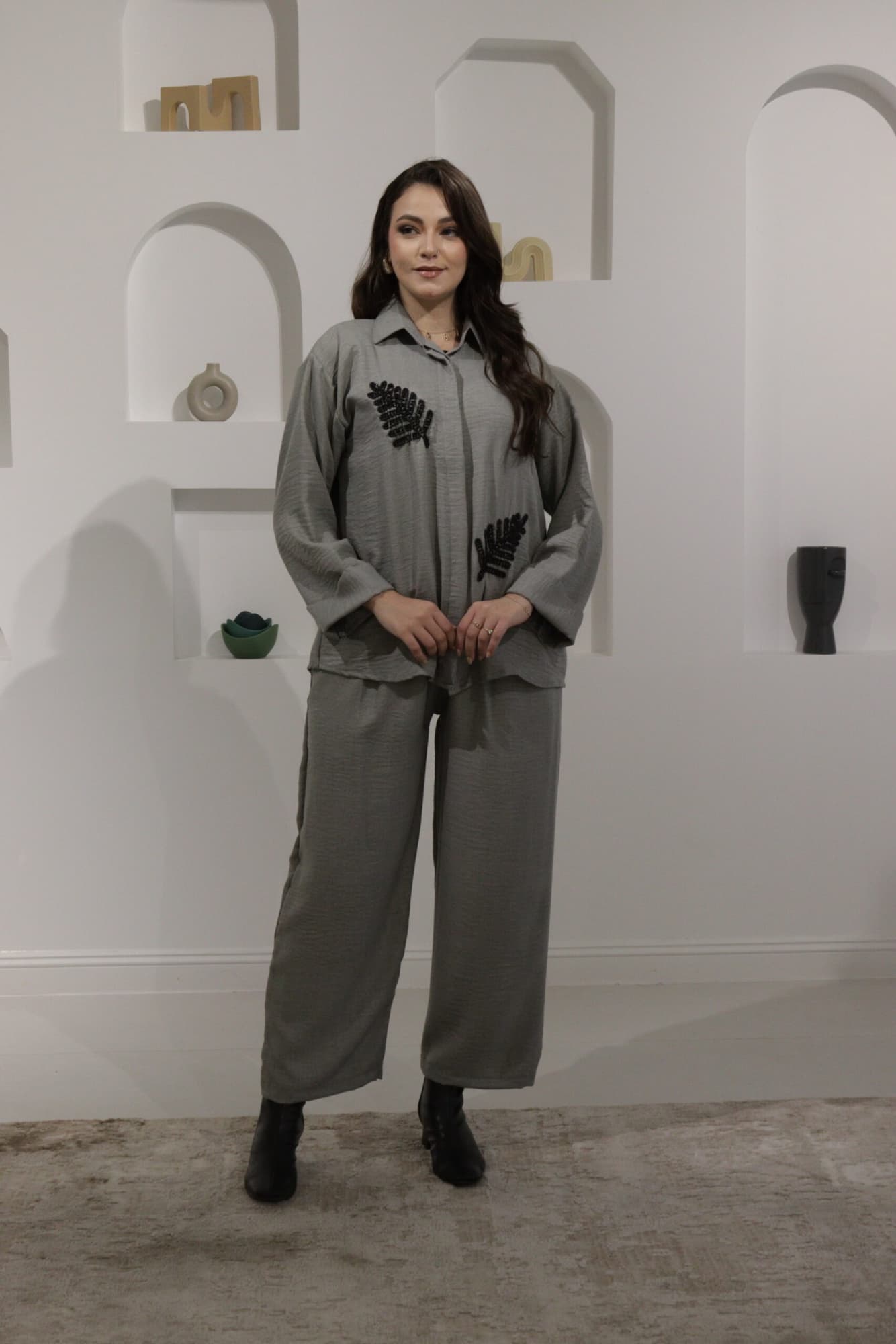 طقم بنطلون وبلوزة بتطريز ورق شجر مزينه بفصوص