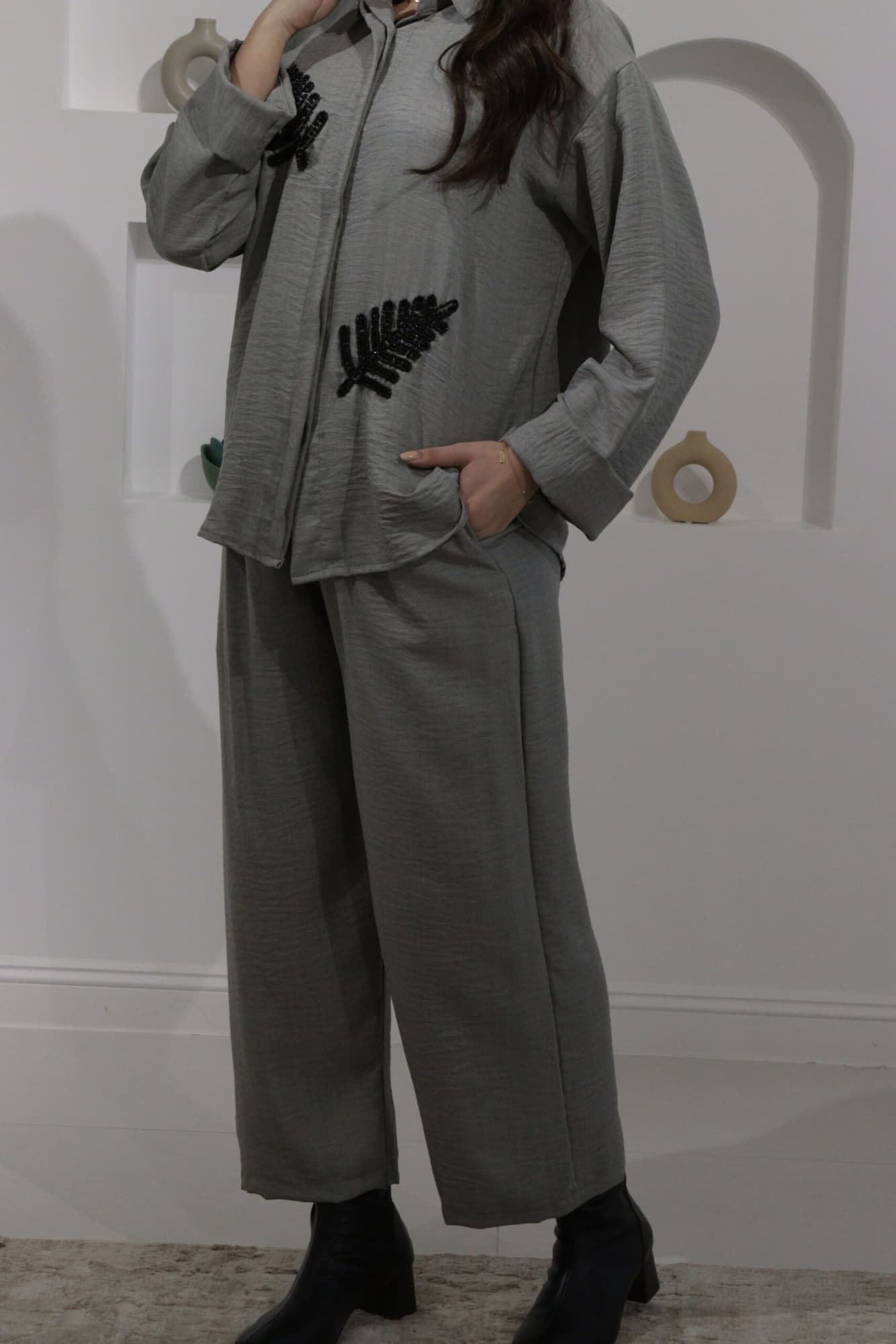 طقم بنطلون وبلوزة بتطريز ورق شجر مزينه بفصوص