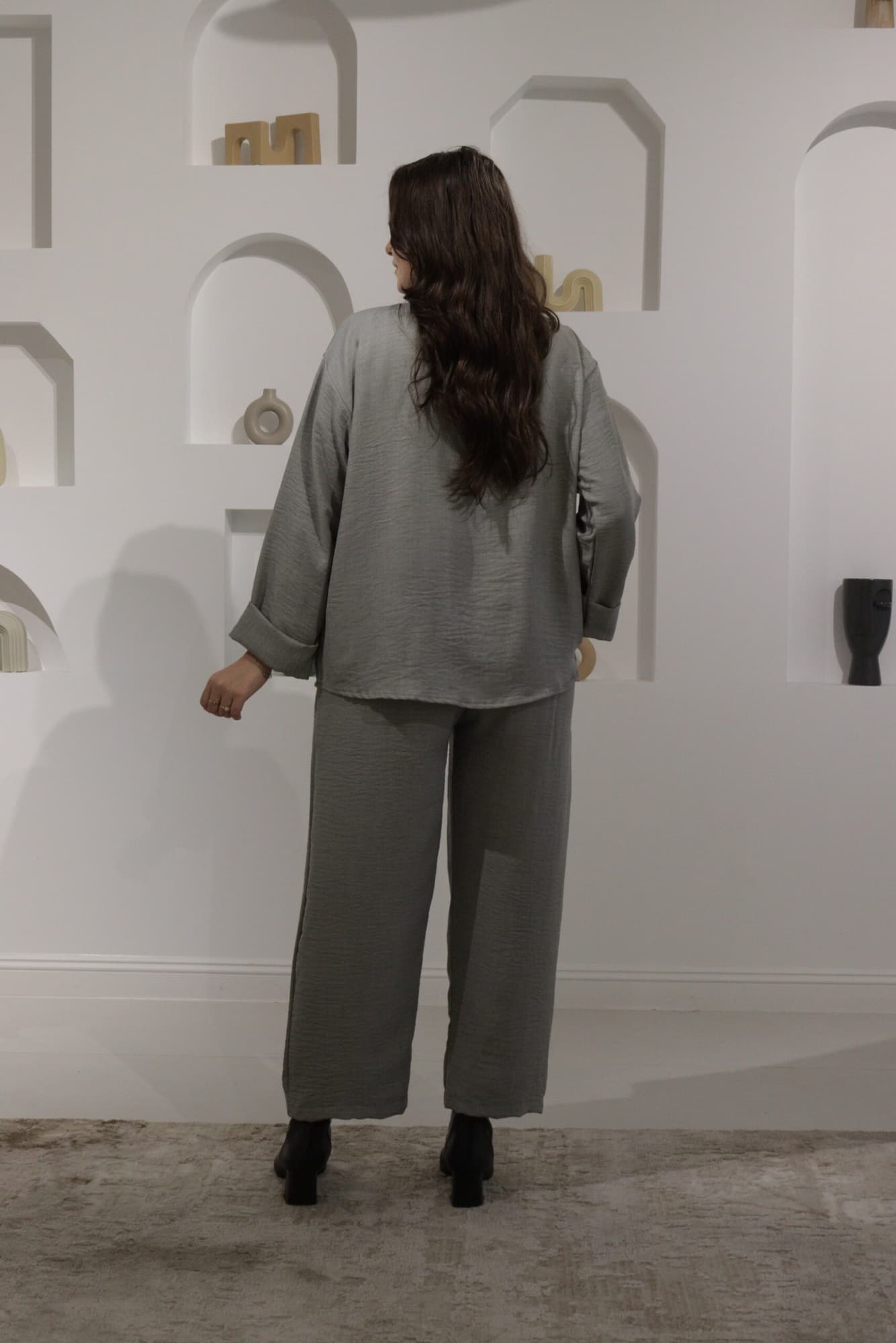 طقم بنطلون وبلوزة بتطريز ورق شجر مزينه بفصوص