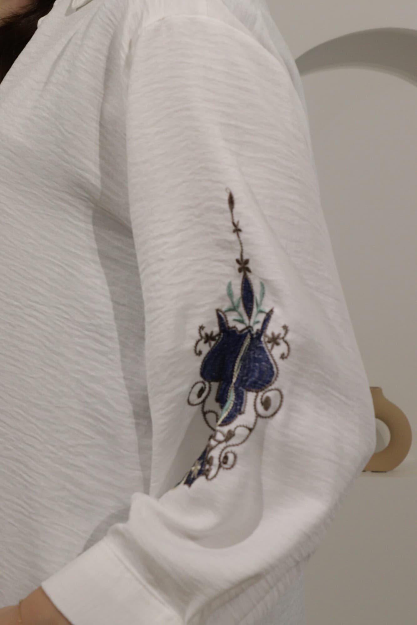 طقم بنطلون وبلوزة كاجوال بتطرز خيوط ابيض