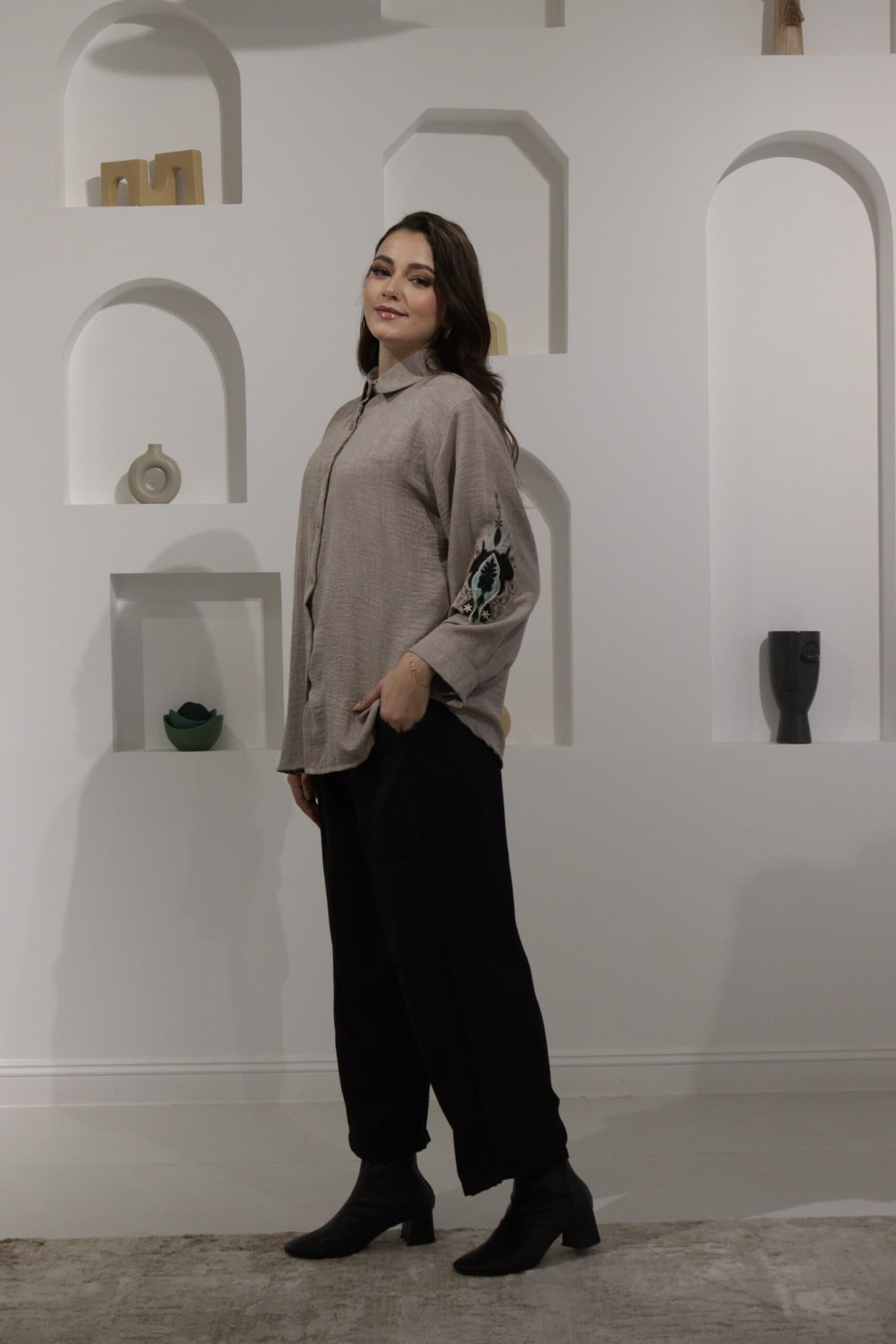 طقم بنطلون وبلوزة كاجوال بتطرز خيوط