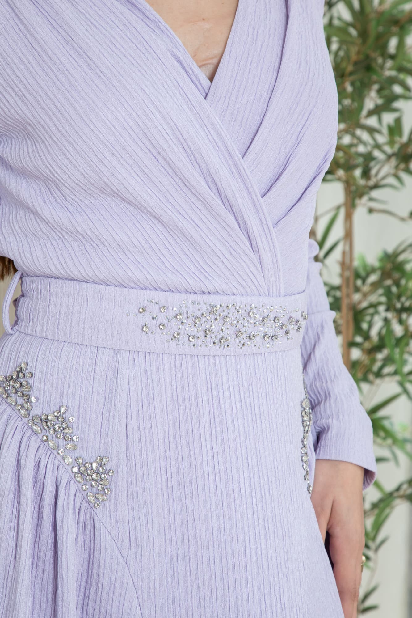 فستان شتوي انيق مزين بفصوص وبخط عنق v موف فاتح