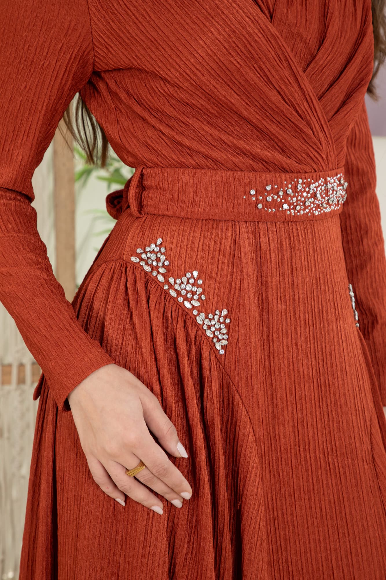 فستان شتوي انيق مزين بفصوص وبخط عنق v احمر طوبي