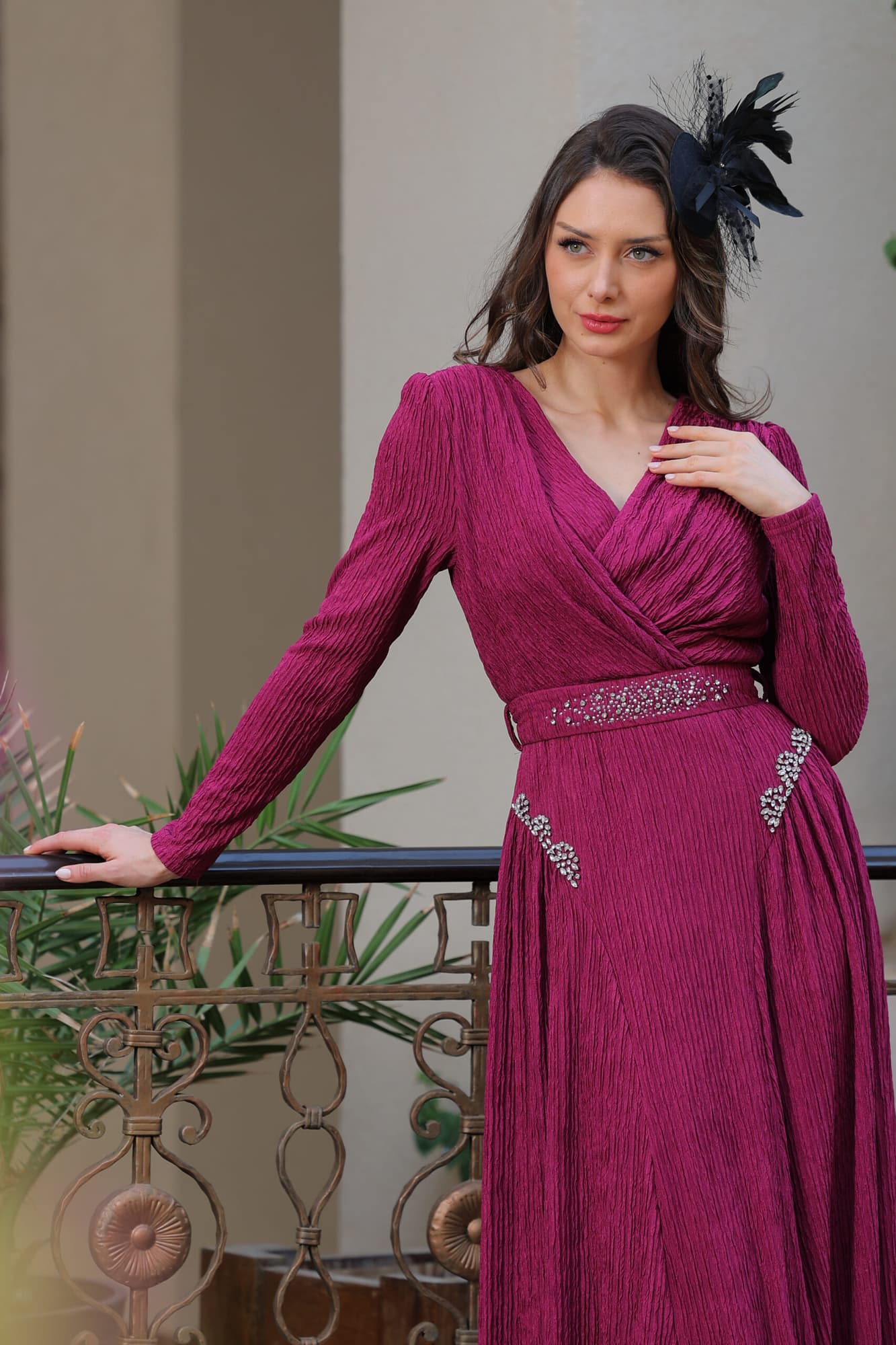 فستان شتوي انيق مزين بفصوص وبخط عنق v