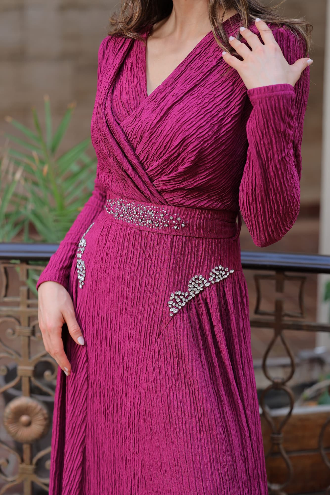 فستان شتوي انيق مزين بفصوص وبخط عنق v