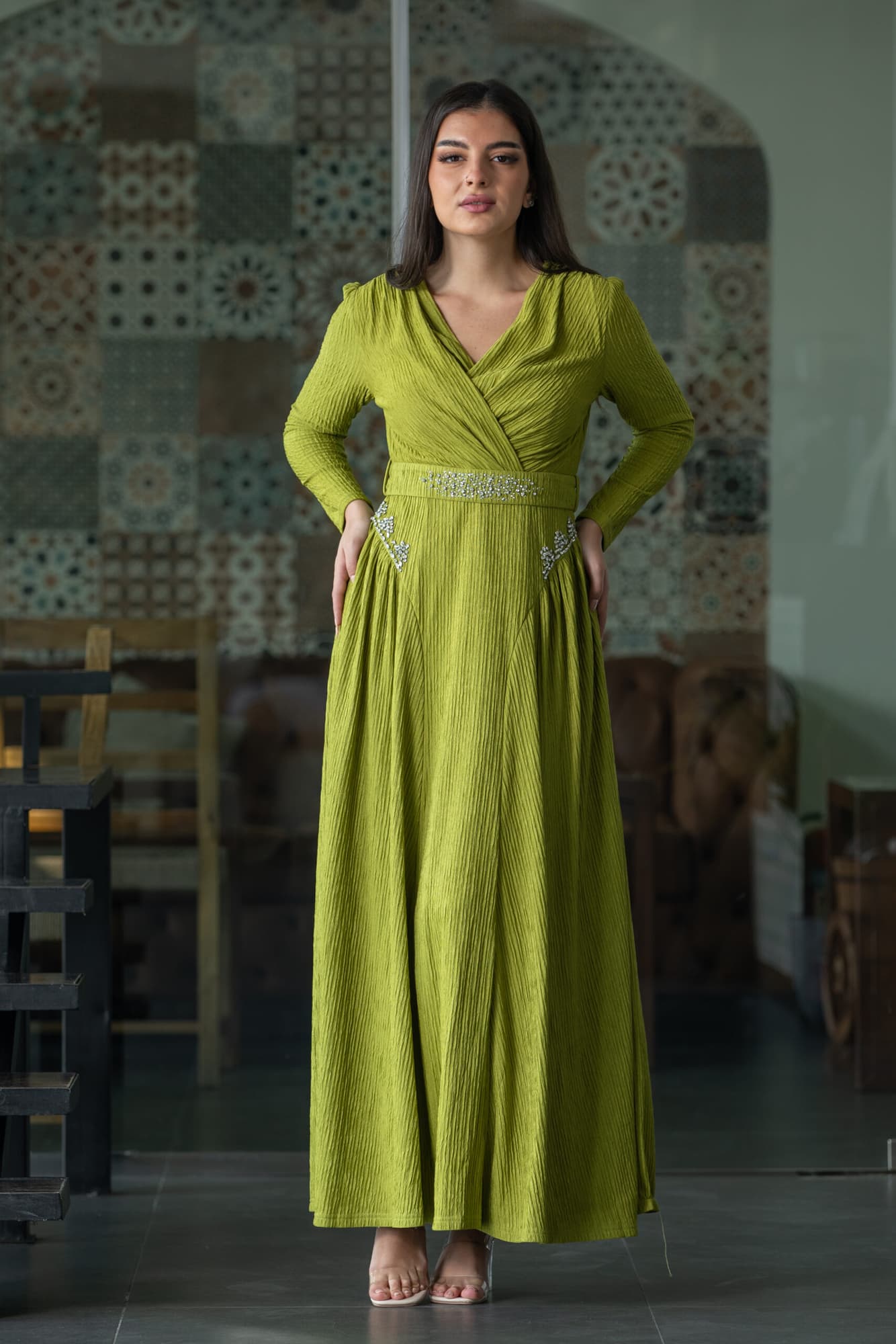 فستان شتوي انيق مزين بفصوص وبخط عنق v