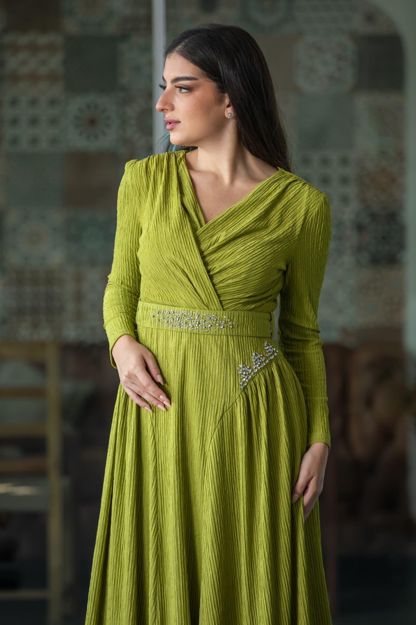 فستان شتوي انيق مزين بفصوص وبخط عنق v