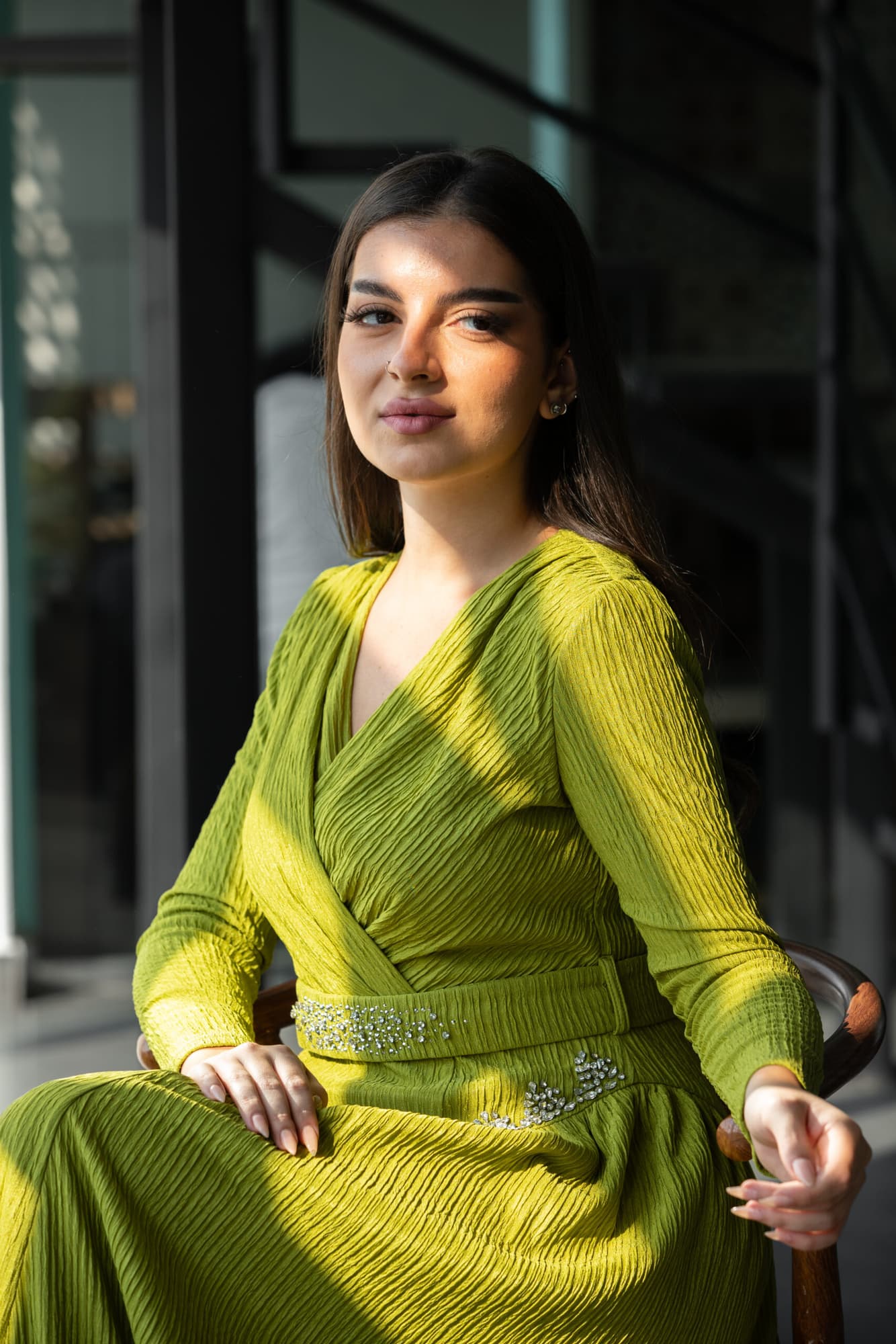 فستان شتوي انيق مزين بفصوص وبخط عنق v