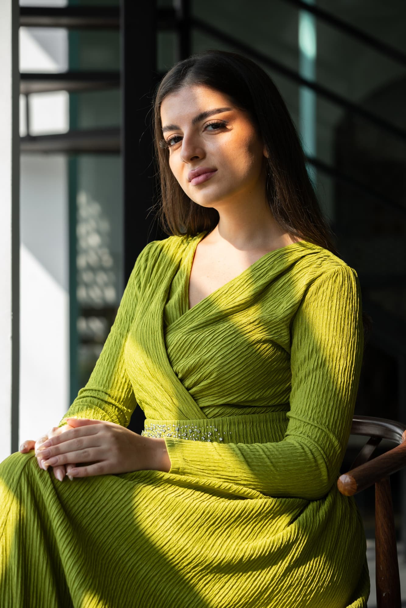 فستان شتوي انيق مزين بفصوص وبخط عنق v