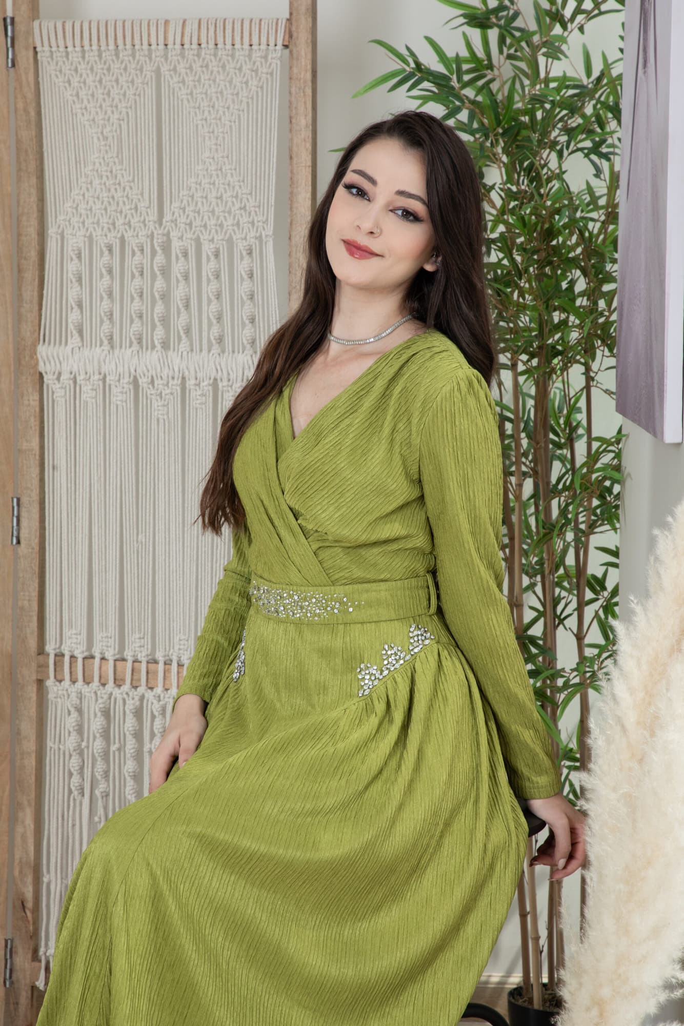 فستان شتوي انيق مزين بفصوص وبخط عنق v