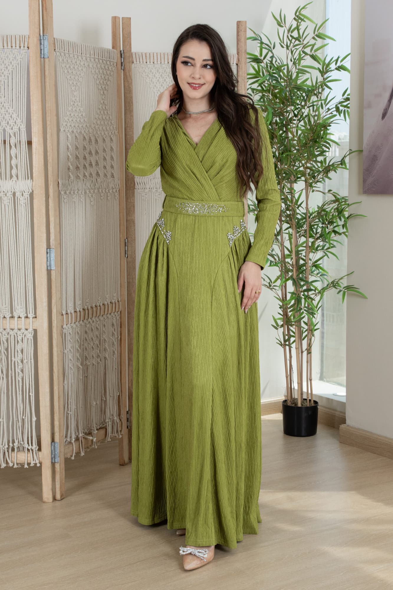 فستان شتوي انيق مزين بفصوص وبخط عنق v