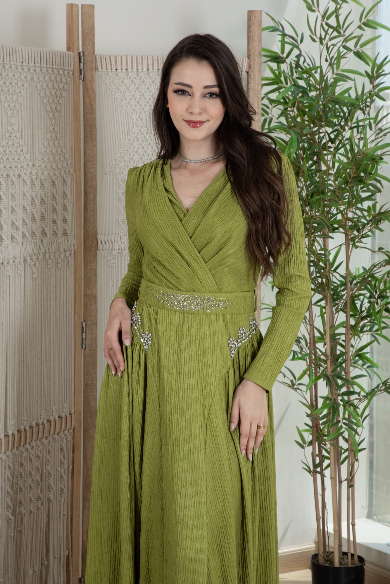 فستان شتوي انيق مزين بفصوص وبخط عنق v