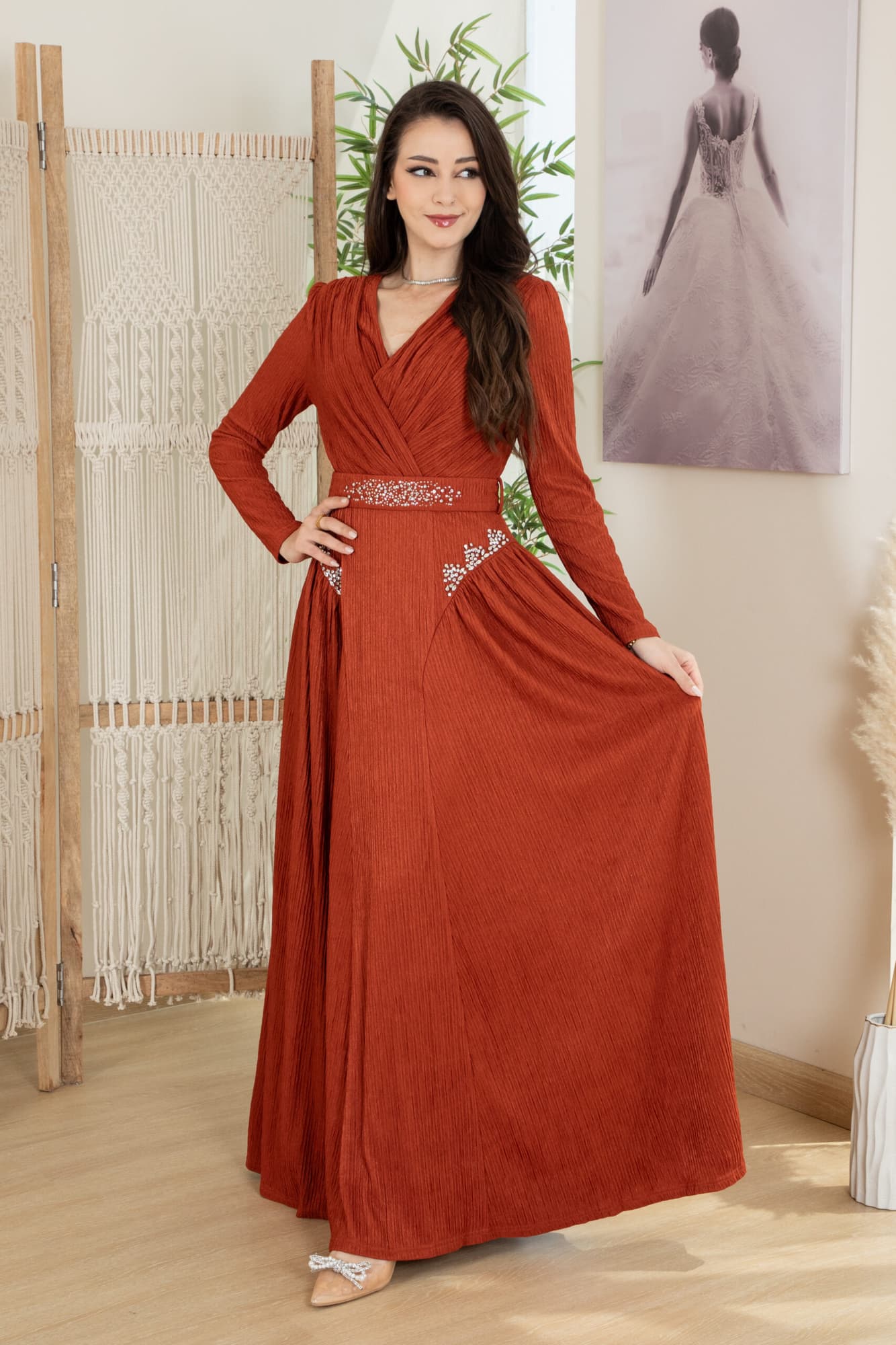 فستان شتوي انيق مزين بفصوص وبخط عنق v